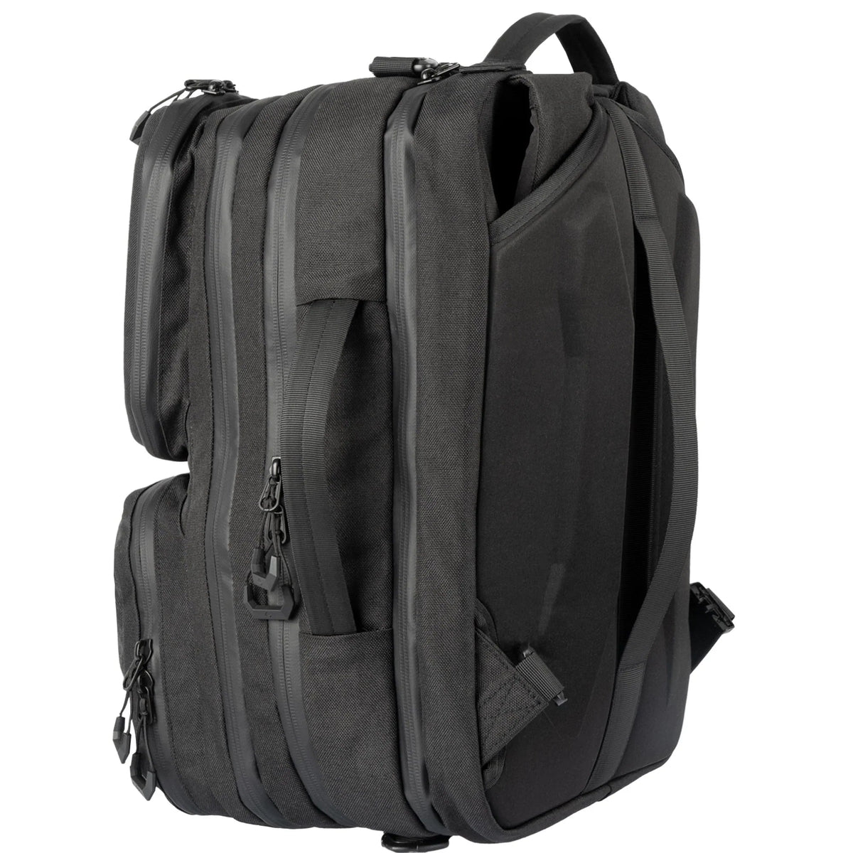 Die STOIRM Messenger Bag von STOIRM in Schwarz verfügt über mehrere Fächer, ein 17-Zoll-Laptopfach, mehrere Reißverschlussfächer mit wasserfesten Reißverschlüssen und verstellbare Gurte; sie steht aufrecht auf weißem Hintergrund.