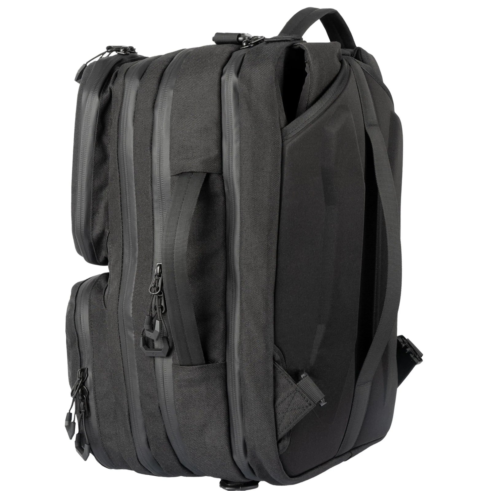 Die STOIRM Messenger Bag von STOIRM in Schwarz verfügt über mehrere Fächer, ein 17-Zoll-Laptopfach, mehrere Reißverschlussfächer mit wasserfesten Reißverschlüssen und verstellbare Gurte; sie steht aufrecht auf weißem Hintergrund.