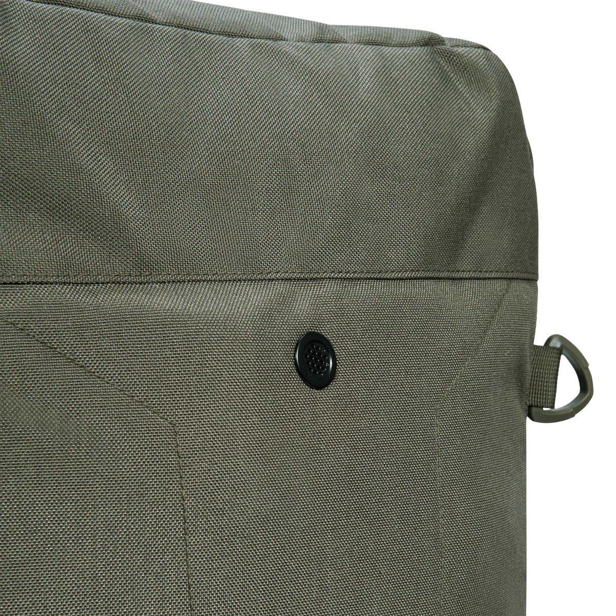 Nahaufnahme der STOIRM 50L Duffel Bag von STOIRM mit ihrem grauen, wasserabweisenden Stoff, der kleinen schwarzen Öse und der grauen Seitenschlaufe aus Kunststoff. Die Textur und die Nahtlinien der Tasche sind deutlich sichtbar.