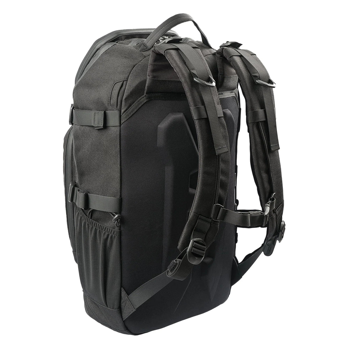 Der STOIRM 25L Tactical Pack GEN2 von STOIRM aus Ranger Green 1000D Nylon, mit gepolsterten Gurten, Seitentaschen und Kompressionsriemen, steht aufrecht in einem Dreiviertel-Heckwinkel vor einem weißen Hintergrund.