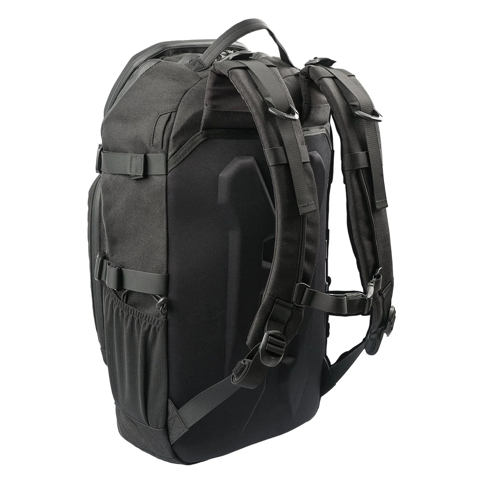 Der STOIRM 25L Tactical Pack GEN2 von STOIRM aus Ranger Green 1000D Nylon, mit gepolsterten Gurten, Seitentaschen und Kompressionsriemen, steht aufrecht in einem Dreiviertel-Heckwinkel vor einem weißen Hintergrund.
