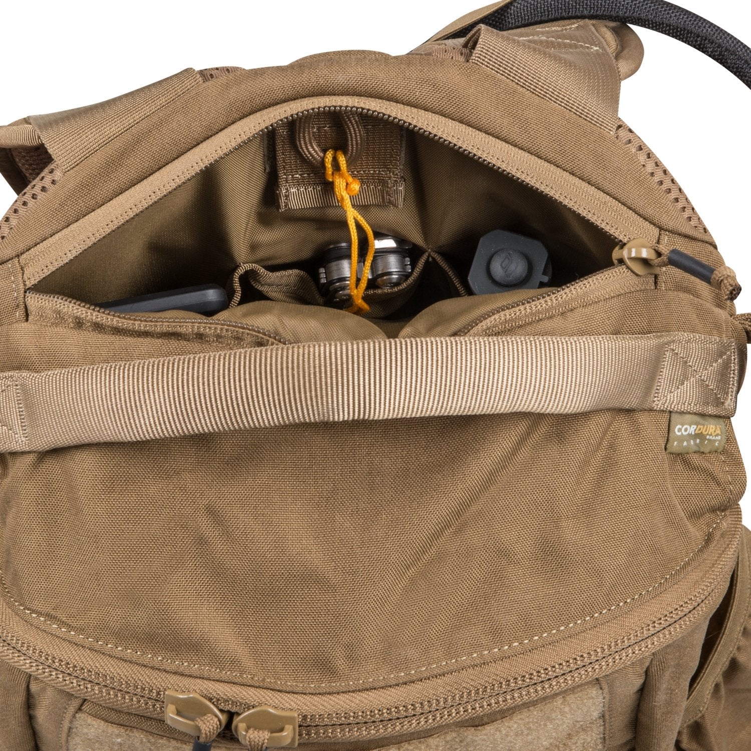 Die Nahaufnahme eines geöffneten HELIKON-TEX Raider Backpack® zeigt eine Wasserflasche aus Edelstahl und zwei kleine graue Gegenstände im Inneren. Er ist aus strapazierfähigem Cordura-Gewebe gefertigt und verfügt über das Versatile Insert System, mehrere Fächer und robuste Reißverschlüsse.