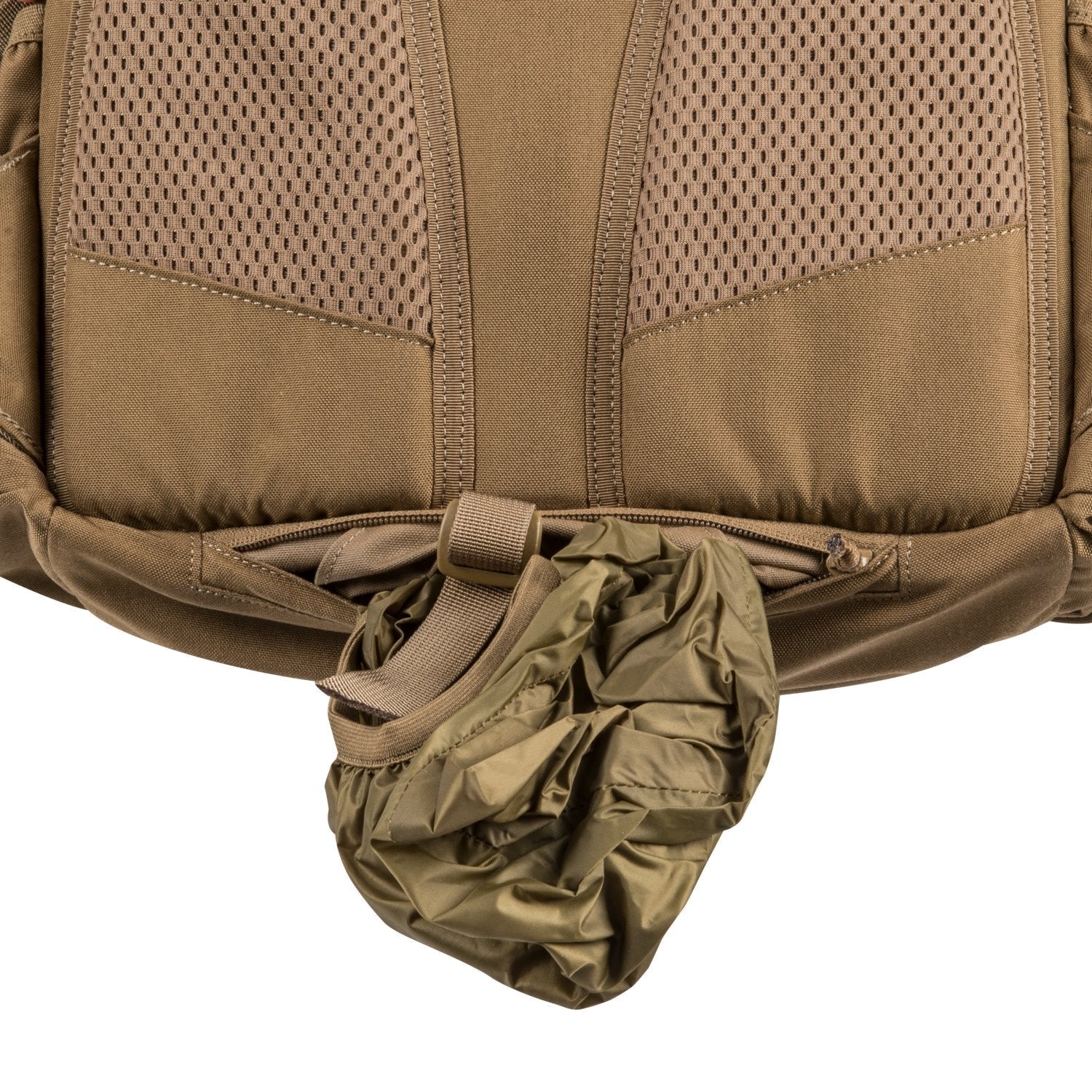 Eine Nahaufnahme der Rückseite des HELIKON-TEX Raider Backpack® zeigt eine teilweise entfernte olivgrüne Regenhülle aus dem unteren Reißverschlussfach. Dieser Rucksack verfügt über gepolsterte, belüftete Rückenteile und ein vielseitiges Einsatzsystem.