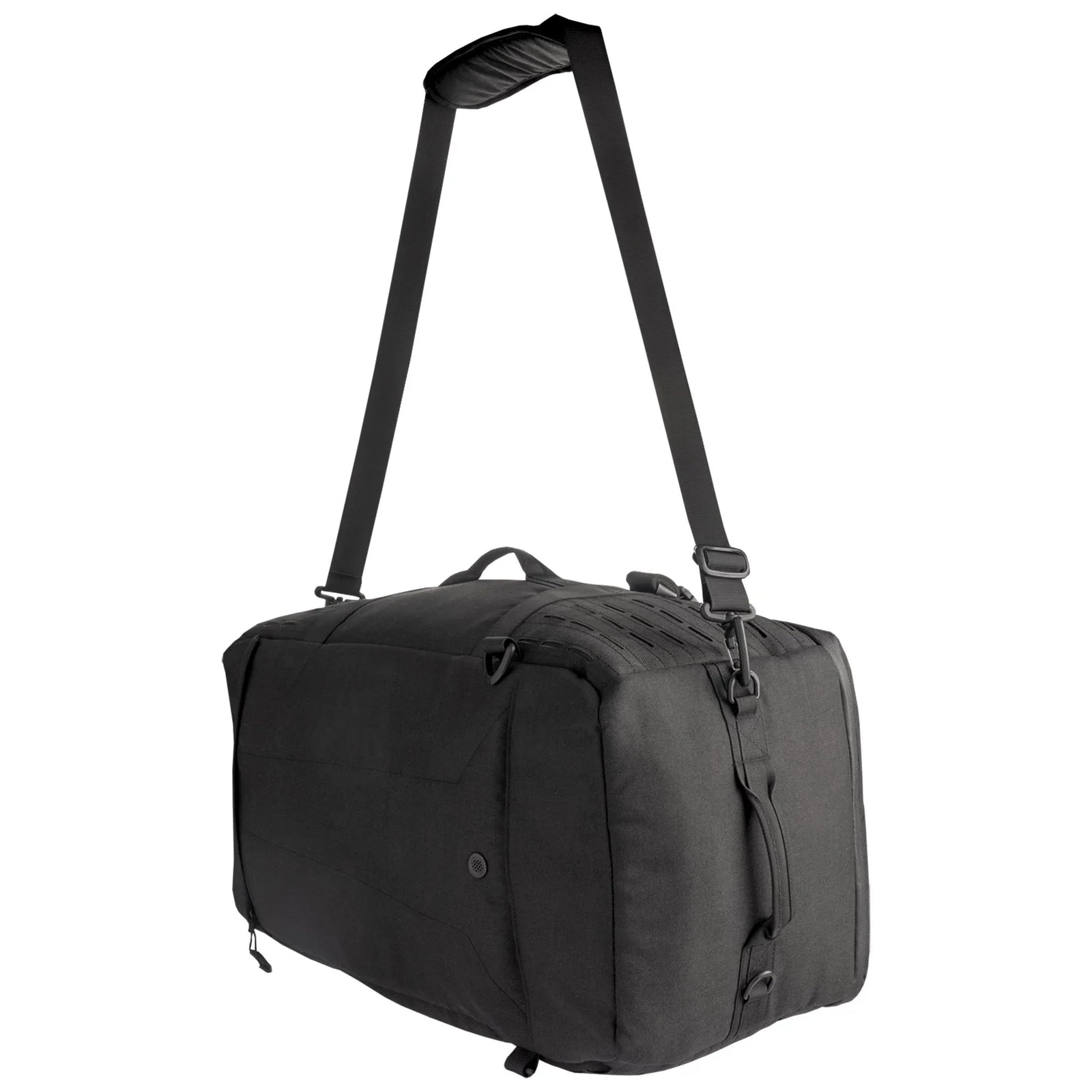 Die STOIRM 50L Duffel Bag von STOIRM ist eine schwarze, wasserfeste Reisetasche mit verstellbarem Schultergurt, Tragegriff oben, mehreren Reißverschlusstaschen und MOLLE-Gurtband oben. Sie ist schräg auf einem weißen Hintergrund abgebildet.