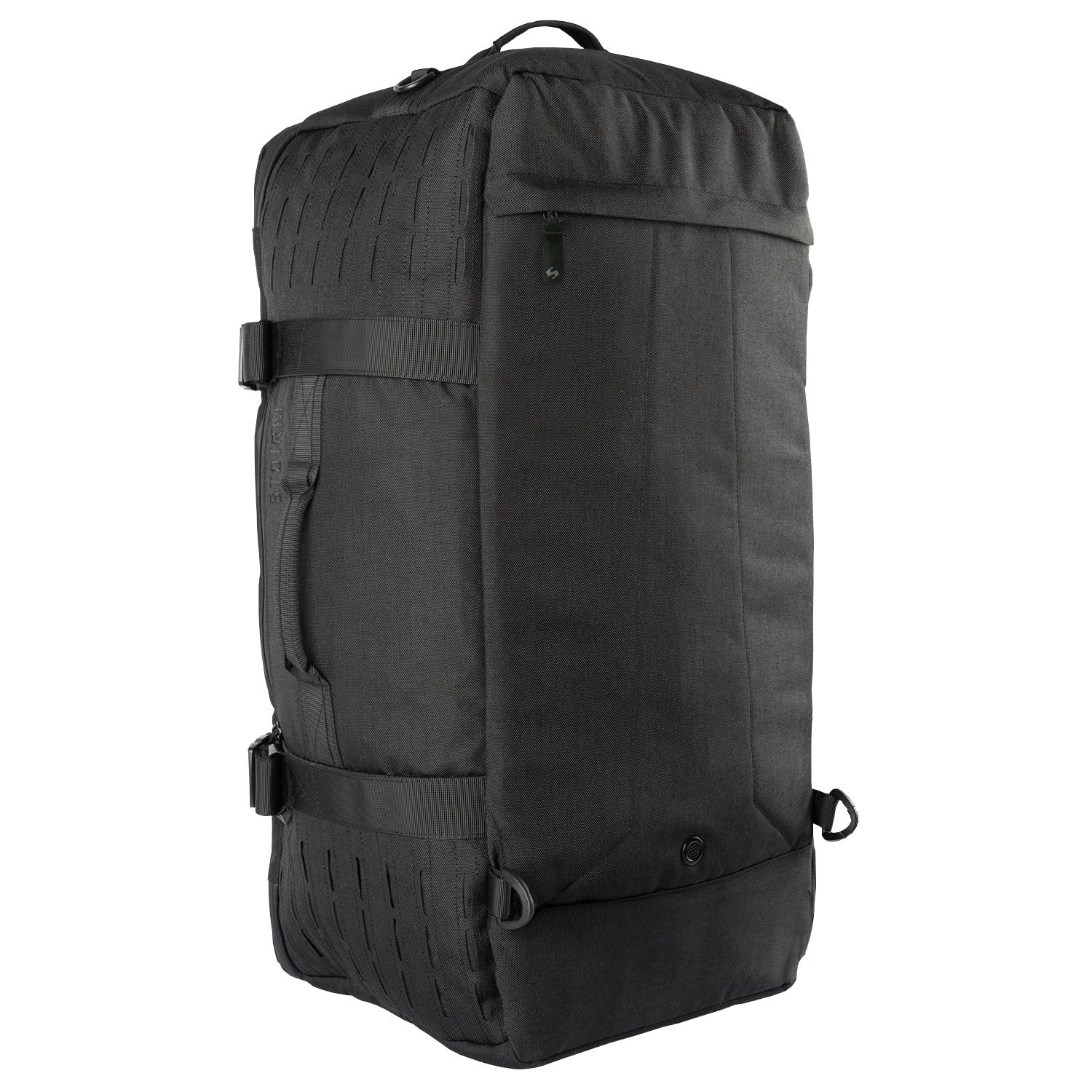 Die STOIRM 50L Duffel Bag von STOIRM ist eine große, schwarze, rechteckige Tasche mit Tragegriffen oben und an den Seiten, verstellbaren Gurten und Reißverschlusstaschen. Ihr robustes, wasserabweisendes Design macht sie ideal für den harten Einsatz oder auf Reisen.