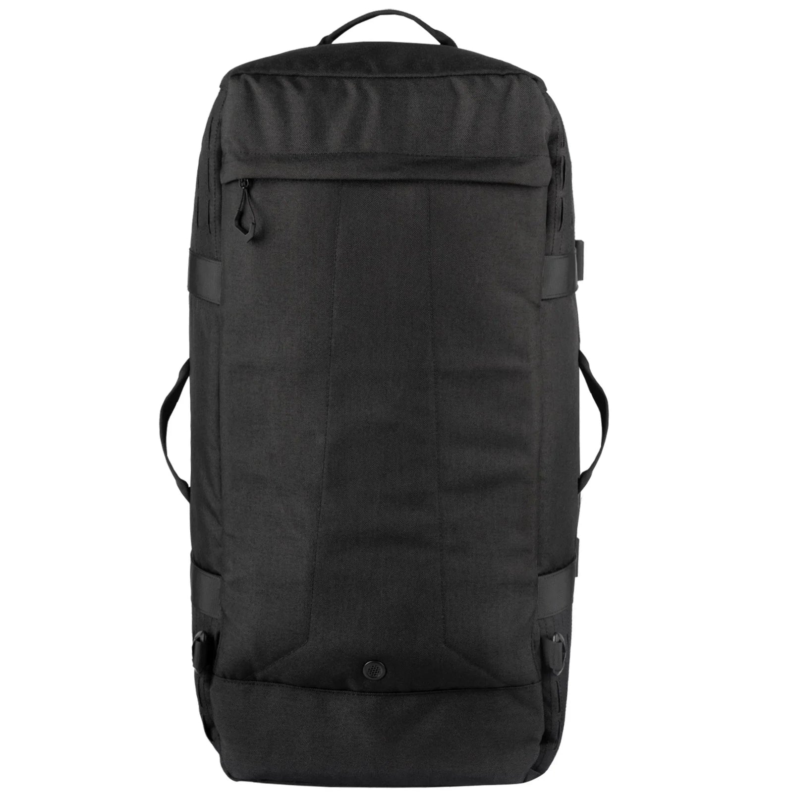 Die STOIRM 50L Duffel Bag von STOIRM ist eine große, schwarze, rechteckige Tasche mit einer Reißverschlusstasche oben, seitlichen Griffen und einer Knopfleiste vorne. Diese wasserabweisende Reisetasche ist vor einem weißen Hintergrund abgebildet.