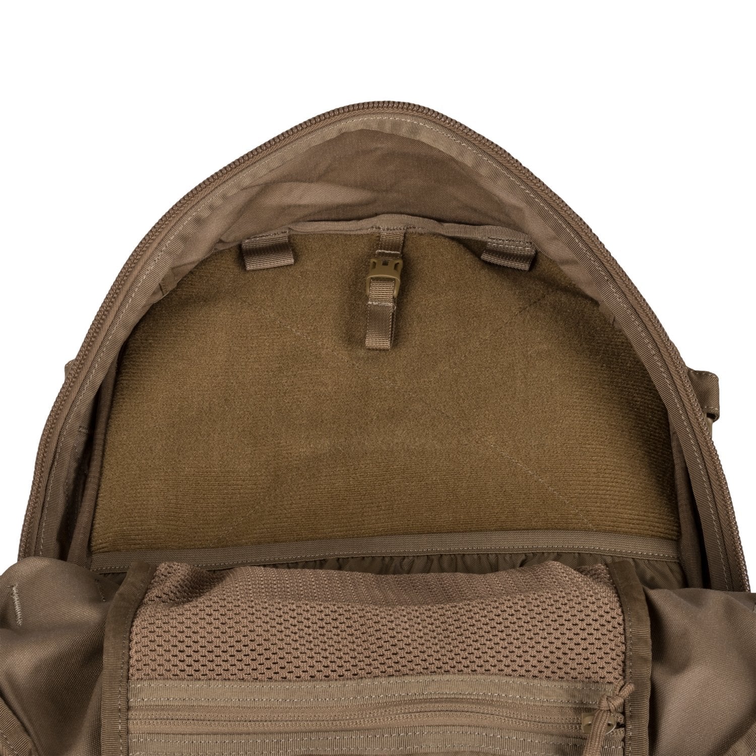 Das Innere des HELIKON-TEX Helikon-Tex Raider Backpack®, hier mit geöffnetem Reißverschluss, verfügt über ein leeres Hauptfach, eine Netztasche und einen Gurt mit Schnalle, der für das Versatile Insert System angepasst werden kann.