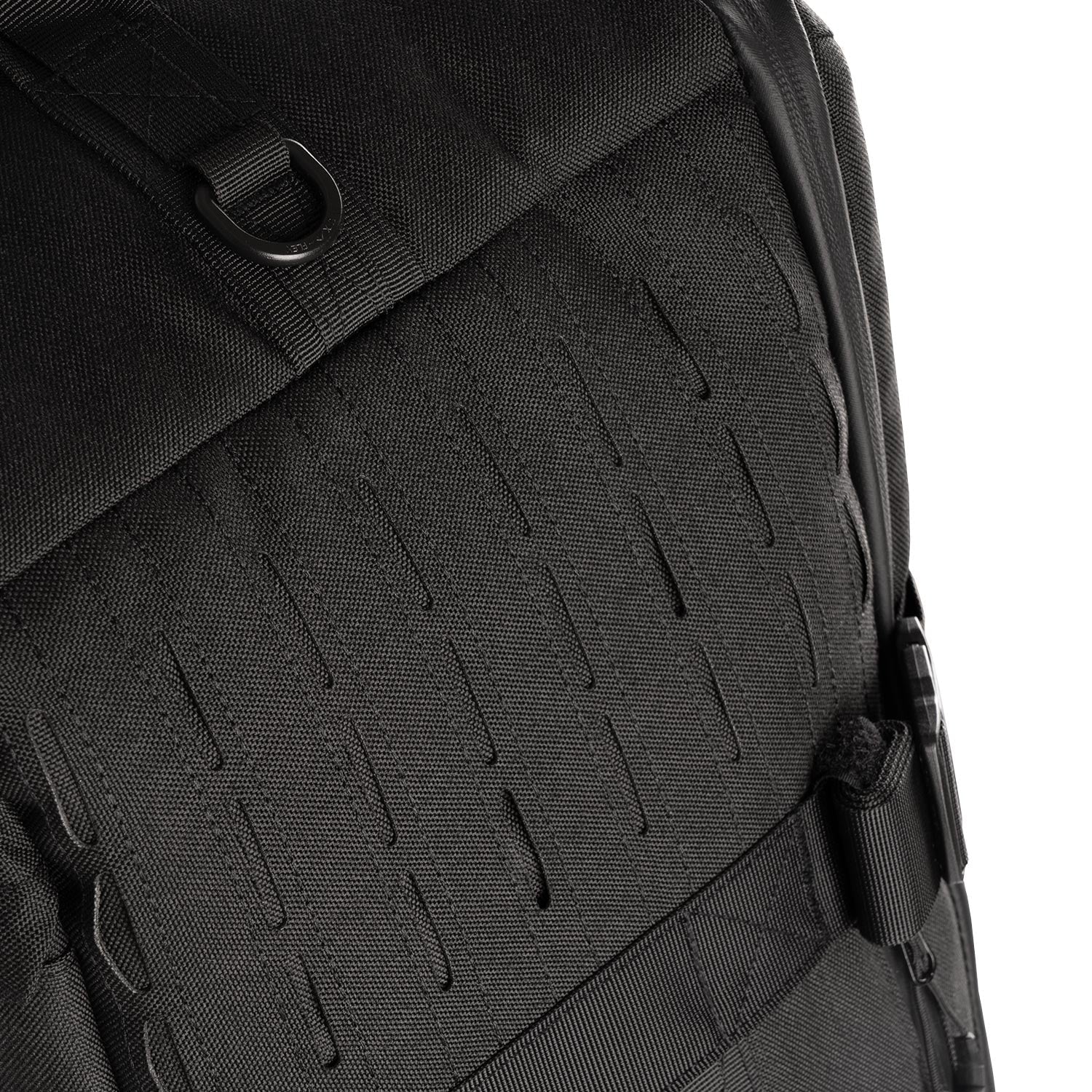Nahaufnahme der STOIRM 50L Duffel Bag von STOIRM, die den robusten schwarzen Stoff, das diagonal genähte Design, den D-Ring aus Kunststoff und eine Teilansicht des seitlichen Reißverschlusses und der Schnalle zeigt - wie bei einer klassischen Militär-Tasche.