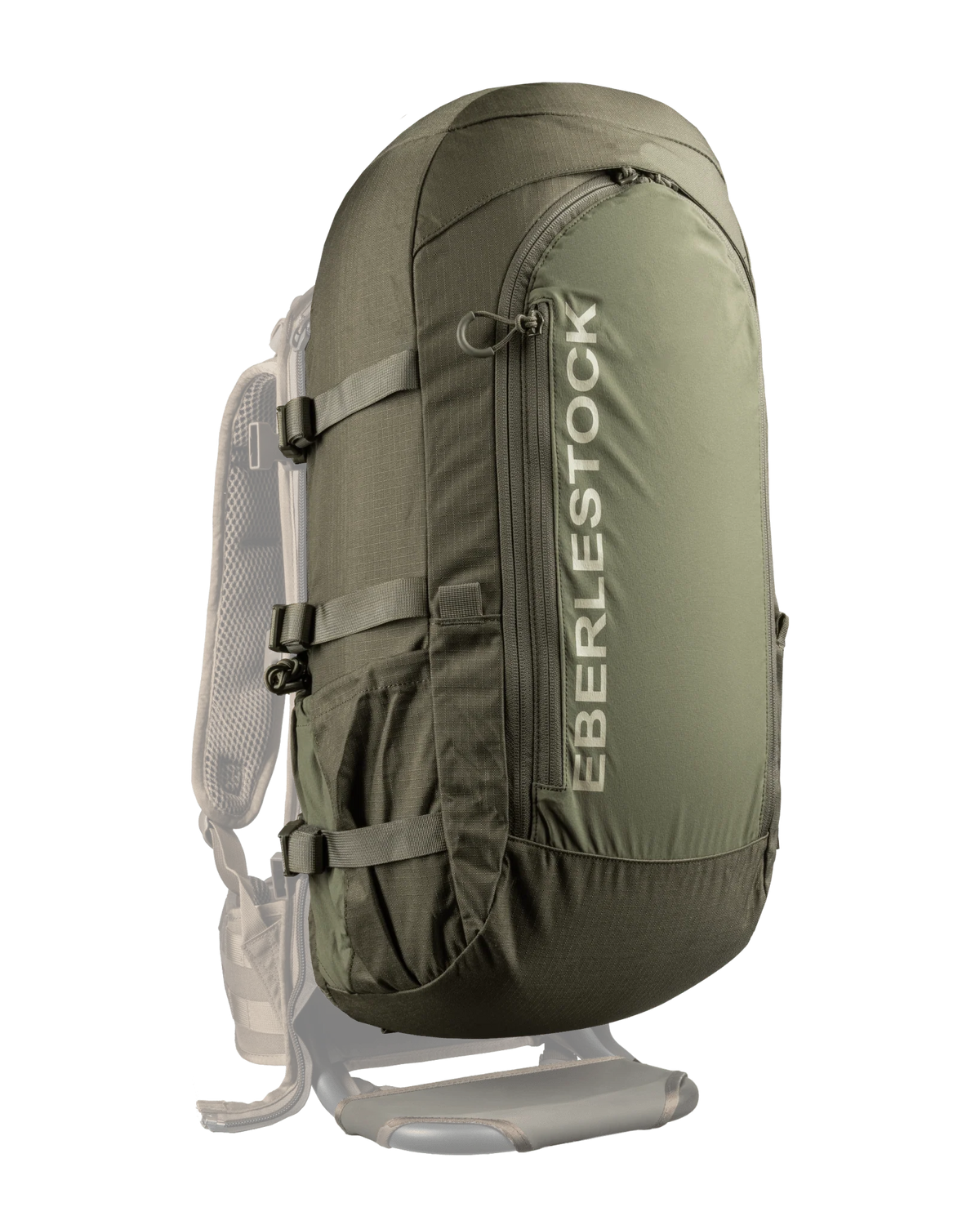 Der Eberlestock Vapor 2500 V2 von EBERLESTOCK ist ein großer, ultraleichter Rucksack in Militärgrün mit mehreren Tragegurten, Seitentaschen, einer Reißverschlusstasche auf der Vorderseite und dem vertikal in weiß aufgedruckten Markennamen auf der Vorderseite.
