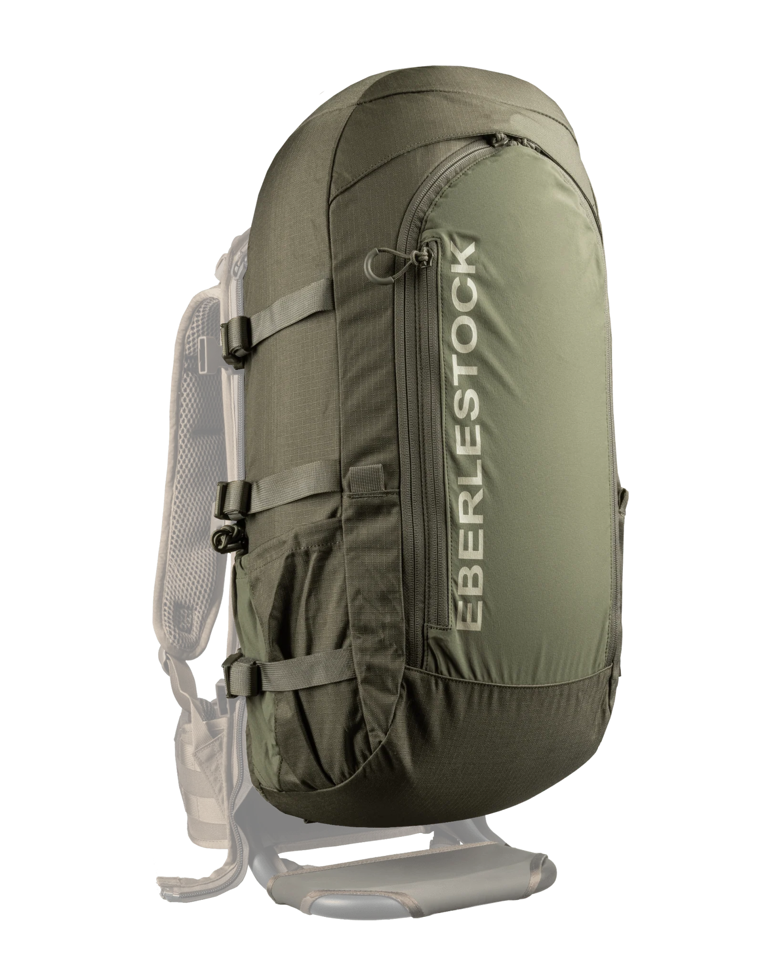 Der Eberlestock Vapor 2500 V2 von EBERLESTOCK ist ein großer, ultraleichter Rucksack in Militärgrün mit mehreren Tragegurten, Seitentaschen, einer Reißverschlusstasche auf der Vorderseite und dem vertikal in weiß aufgedruckten Markennamen auf der Vorderseite.
