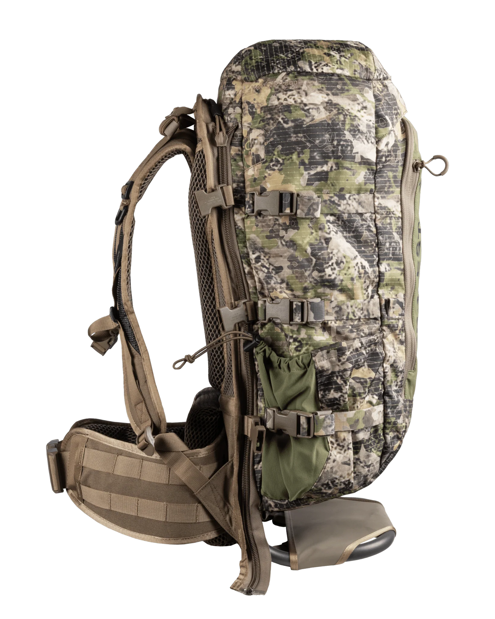 Seitenansicht des EBERLESTOCK Vapor 2500 V2 ultraleichten Tarnrucksacks in Militärgrün mit mehreren Gurten, Netzpolsterung, verstellbarem Hüftgurt, Taschen und Schnallen, dargestellt auf weißem Hintergrund.