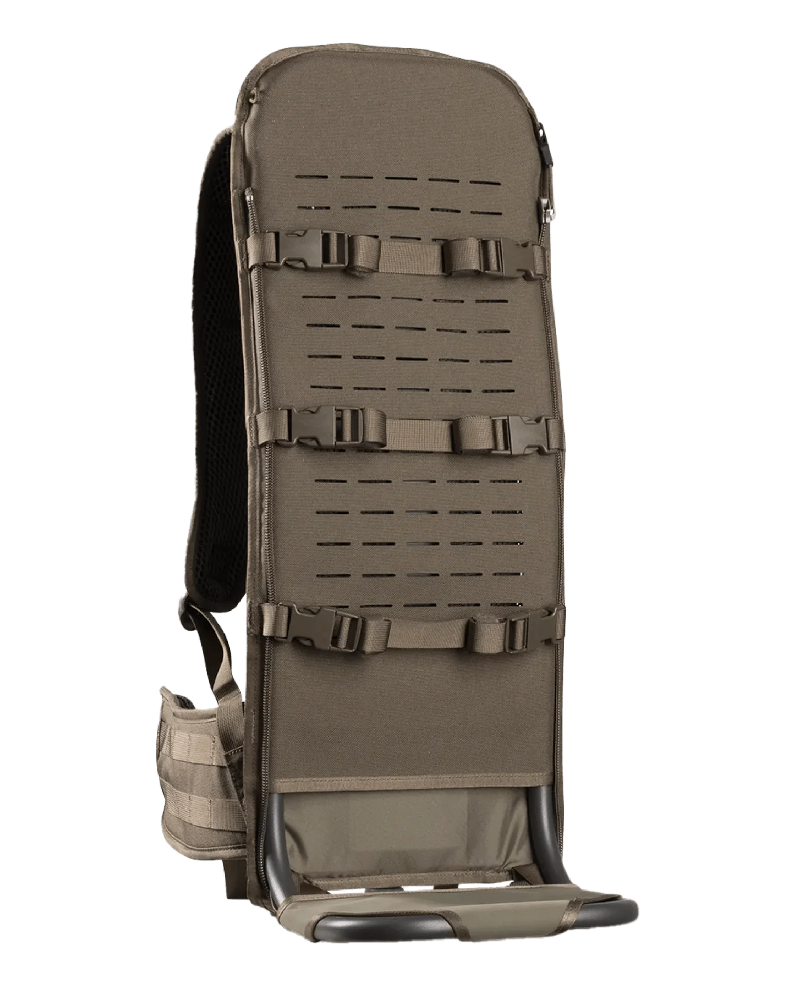 Der EBERLESTOCK Mainframe - Tall, ein brauner, modularer Rucksack im Militärstil mit gepolsterten Schultergurten, MOLLE-kompatiblen Gurtbändern, horizontalen Gurten und einem Metallfußgestell, steht aufrecht vor einem schlichten weißen Hintergrund.