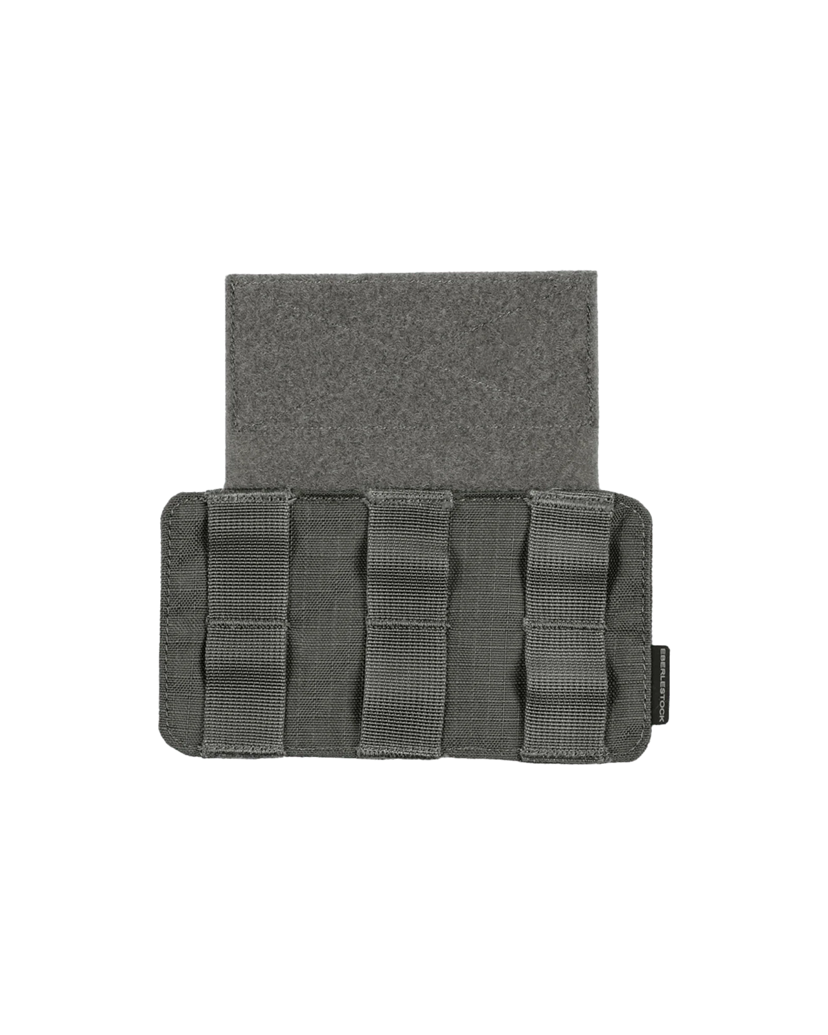 Eine graue taktische Tasche mit Gurtbändern auf der Vorderseite ist am EBERLESTOCK Recon MOLLE Panel befestigt, das auf weißem Hintergrund abgebildet ist. Ideal für die Verwendung mit dem Modular Bino Harness oder anderen MOLLE-kompatiblen Taschen.