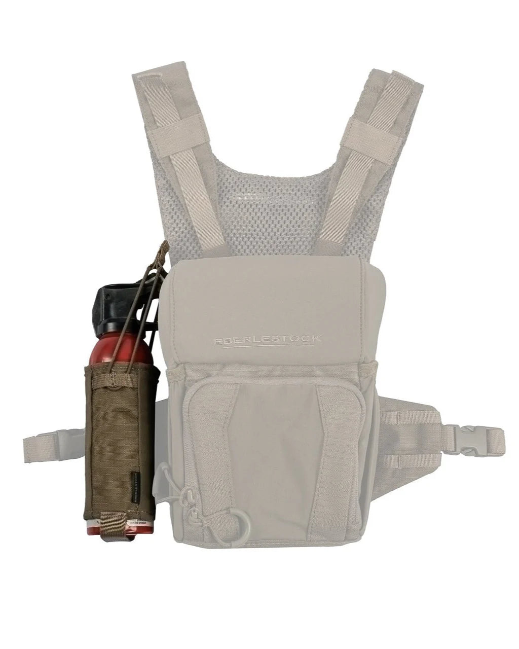 Der hellgraue taktische Brustrucksack mit gepolsterten Schultergurten und einer Reißverschlusstasche auf der Vorderseite enthält auf der linken Seite eine braune EBERLESTOCK Recon Bear Spray Pouch mit einer roten Flasche vor weißem Hintergrund.