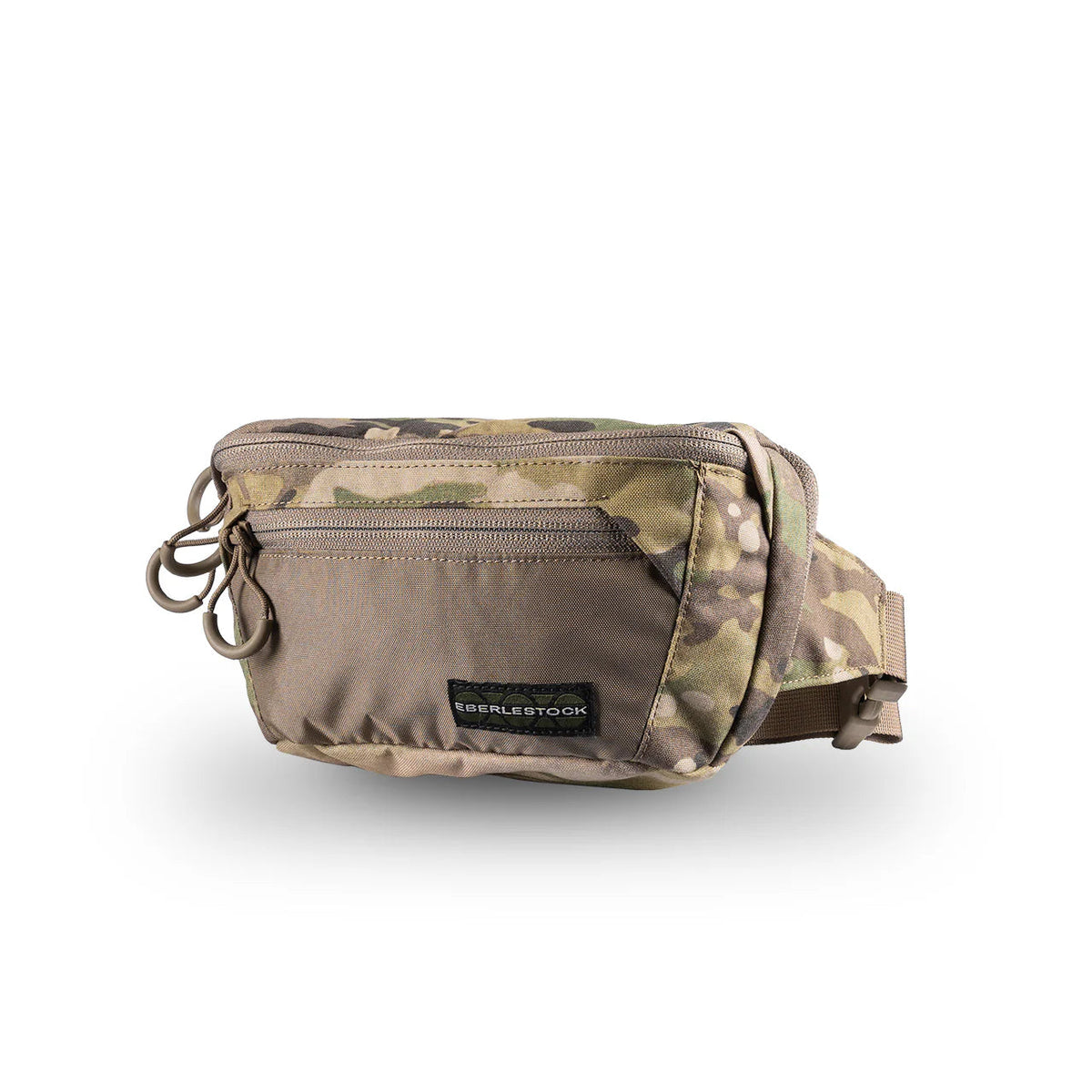 Die EBERLESTOCK Bando Bag Standard ist eine Multicam Umhängetasche mit mehreren Reißverschlussfächern, einem schwarzen Eberlestock-Logoaufnäher auf der Vorderseite und einem verdeckten CCW-Fach, abgebildet auf weißem Hintergrund.