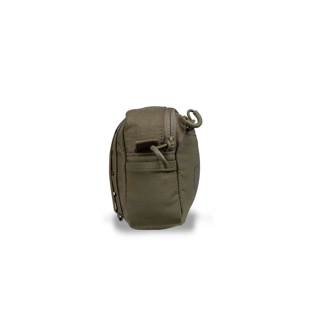 Seitenansicht der EBERLESTOCK General Purpose Pouch Small in Coyote Brown mit Reißverschluss und Befestigungsschlaufen. Diese MOLLE-kompatible Tasche ist vor einem weißen Hintergrund abgebildet.
