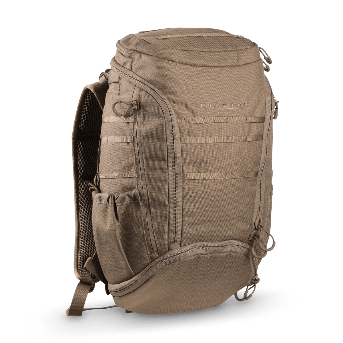 Der EBERLESTOCK Little Trick Pack ist ein hellbrauner EDC-Rucksack mit mehreren Reißverschlussfächern, einer Seitentasche, gepolsterten Schultergurten, taktischem Gurtband und einem versteckten Waffenfach. Er ist aufrecht vor einem weißen Hintergrund abgebildet.