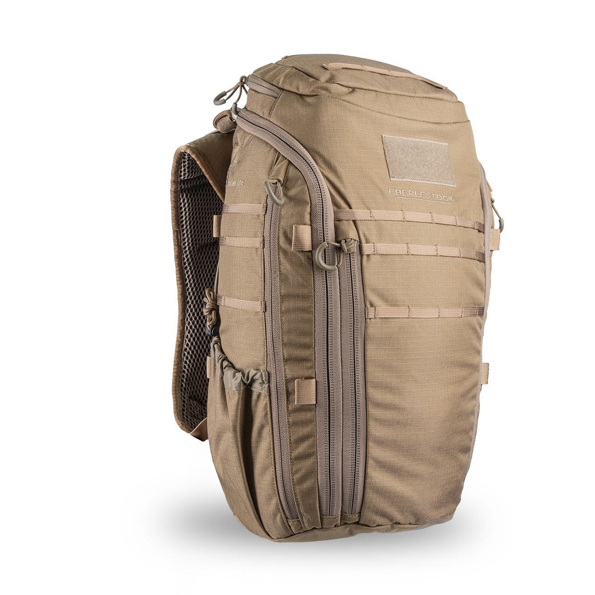 Der EBERLESTOCK Switchblade Pack ist ein hellbrauner taktischer Rucksack aus 500D-Nylon mit mehreren Reißverschlussfächern, MOLLE-Gewebe, gepolsterten Schultergurten und einem Griff an der Oberseite, abgebildet auf weißem Hintergrund.