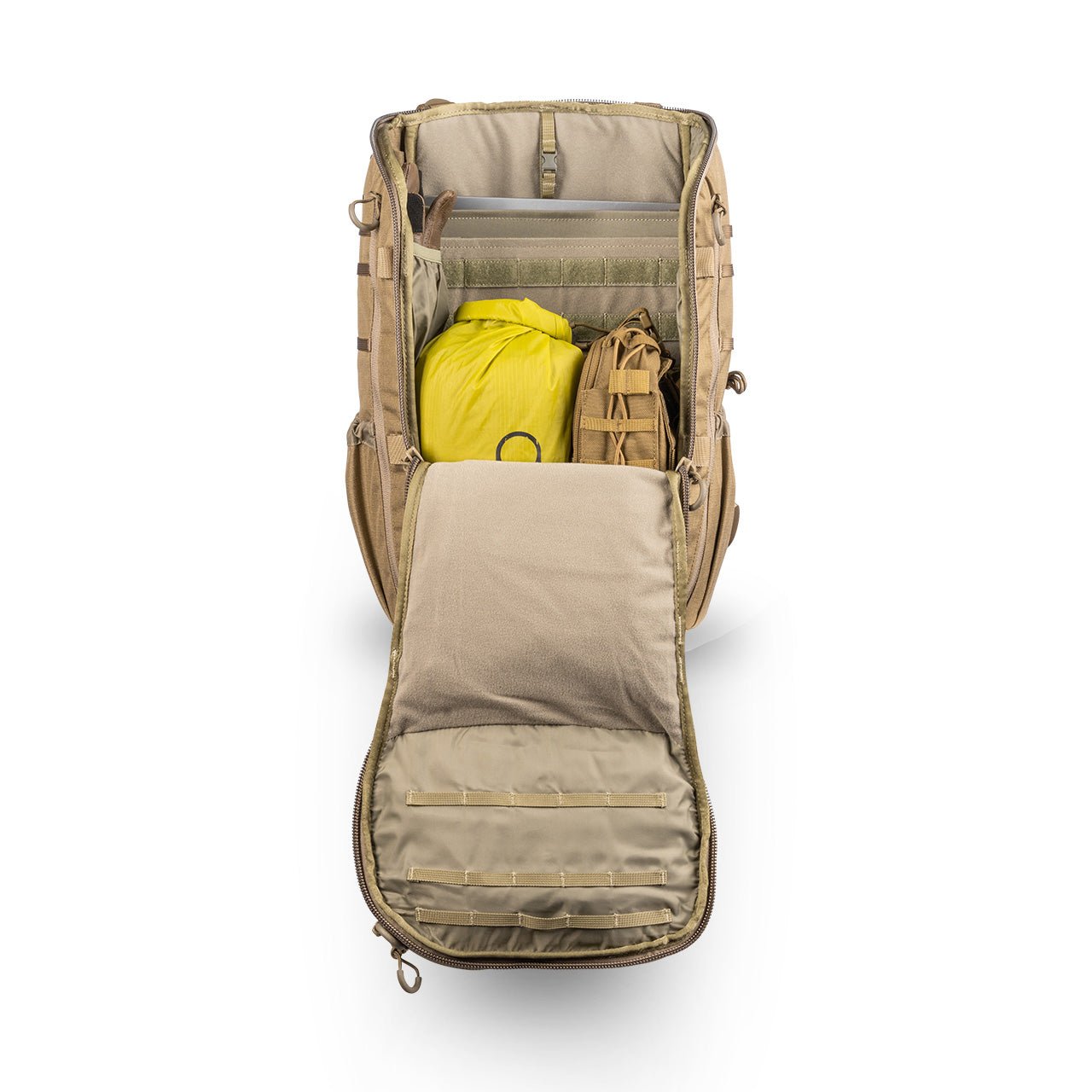 Der EBERLESTOCK Switchblade Pack ist von oben geöffnet und offenbart eine gelbe Tasche und hellbraune Beutel, die ordentlich in den Fächern angeordnet sind. Dieser taktische, hellbraune Rucksack aus robustem 500D-Nylon bietet vielseitige Aufbewahrungsfächer.