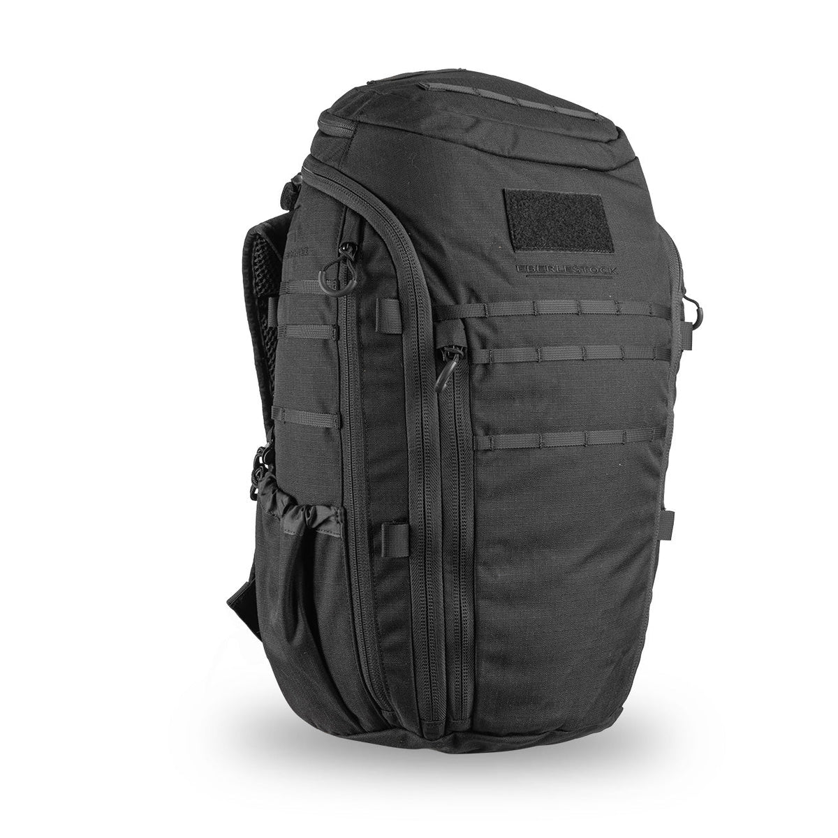 Der EBERLESTOCK Switchblade Pack ist ein schwarzer taktischer Rucksack aus strapazierfähigem 500D-Nylon mit mehreren Fächern, Reißverschlüssen und Molle-Gewebe auf der Vorderseite und an den Seiten, dargestellt auf weißem Hintergrund.