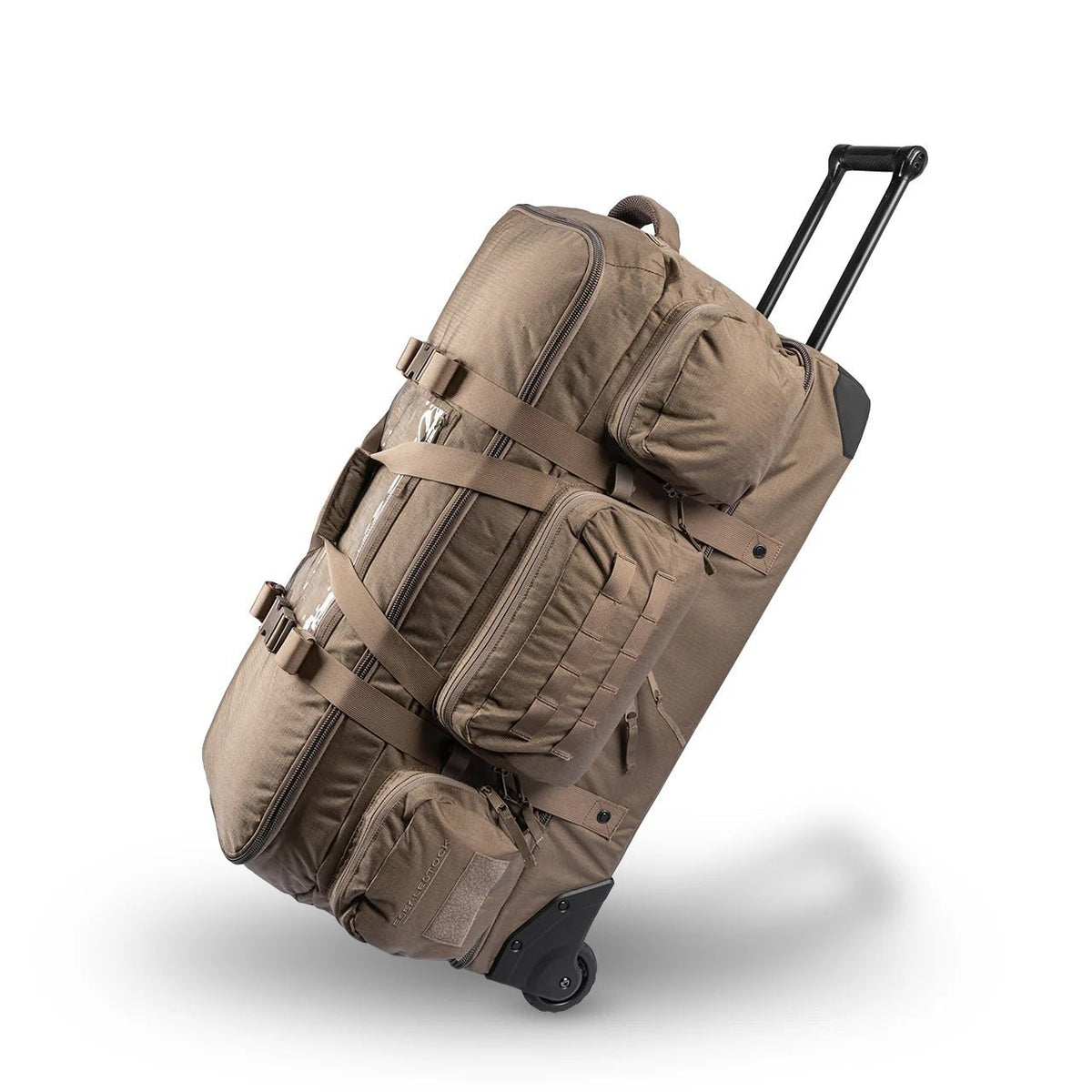 Die EBERLESTOCK Atlas Duffel, eine große, hellbraune Reisetasche mit mehreren Reißverschlussfächern und Gurten, steht auf zwei Rädern, der schwarze Teleskopgriff ist zum Ziehen ausgezogen.