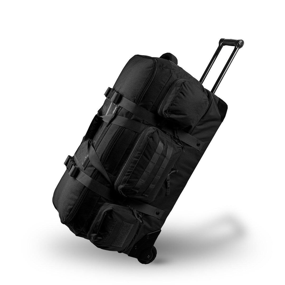 Ein großer schwarzer EBERLESTOCK Atlas Duffel mit mehreren Außentaschen und Gurten, der auf zwei Rädern mit einem verlängerten Teleskopgriff vor einem weißen Hintergrund steht.