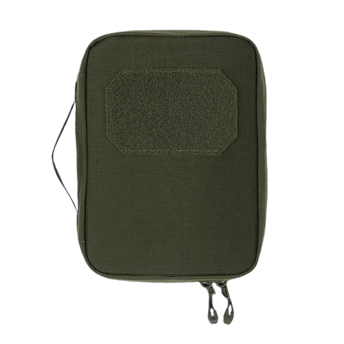 Die STOIRM Large Pouch V.2 ist eine rechteckige, olivgrüne Tasche mit einem Reißverschluss an der Unterseite, einem seitlichen Schlaufengriff, einer Klettverschlussfläche an der Vorderseite und einem Molle-Panel für Befestigungen. Das Produkt ist vor einem weißen Hintergrund abgebildet.