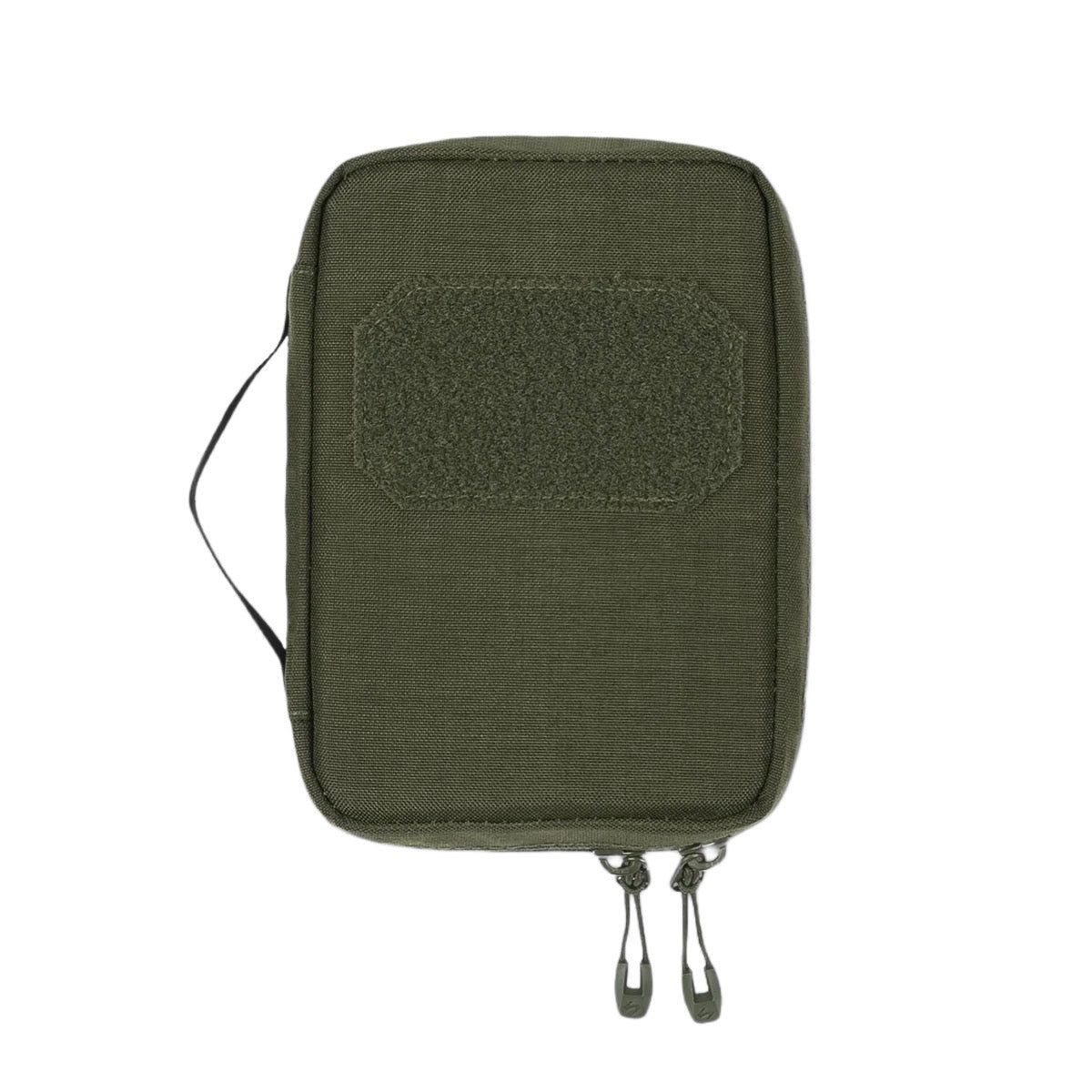 Die STOIRM Small Pouch V.2 von STOIRM ist eine olivgrüne Tasche mit zwei Reißverschlüssen, einem seitlichen Griff und einem Schlaufenverschluss auf der Vorderseite. Ideal für die Lagerung oder Organisation, diese Molle-Panel Tasche kombiniert Haltbarkeit und Komfort.