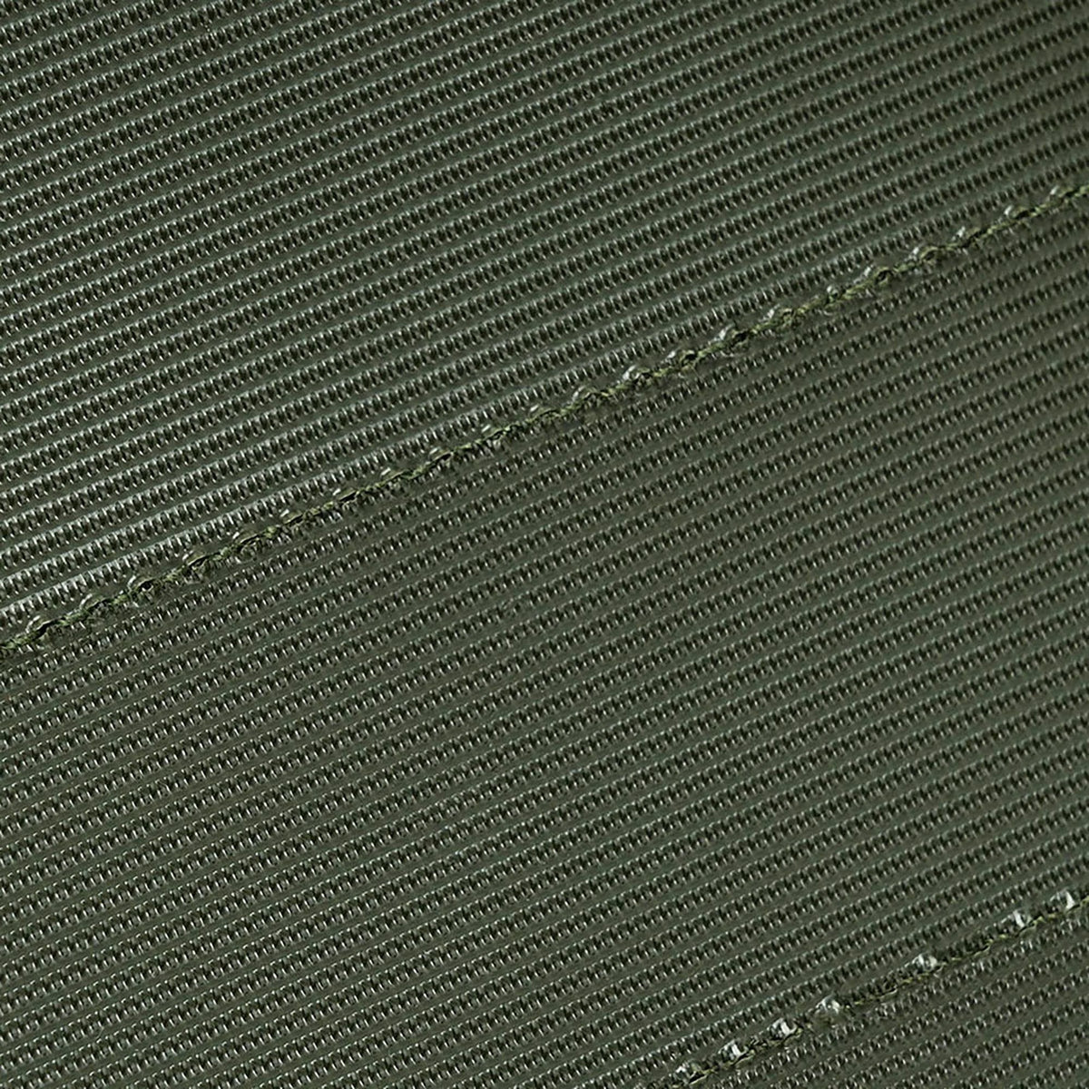 Nahaufnahme des olivgrünen Stoffs der STOIRM Large Molle Panel, mit horizontalen Nähten und gerippter Struktur, die das detaillierte Muster hervorheben.