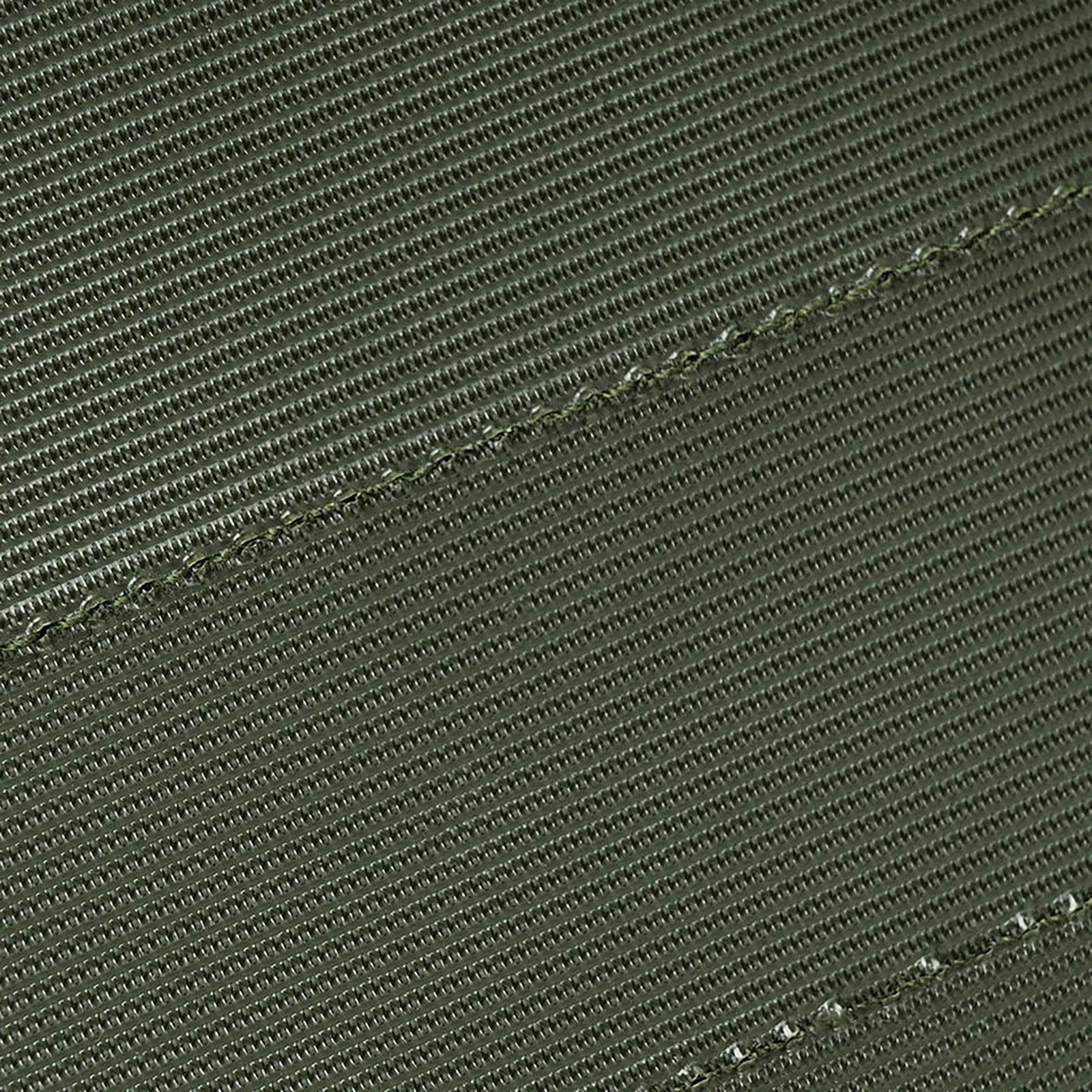Nahaufnahme des olivgrünen Stoffs der STOIRM Large Molle Panel, mit horizontalen Nähten und gerippter Struktur, die das detaillierte Muster hervorheben.