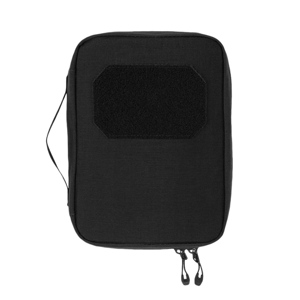 Die STOIRM Large Pouch V.1 in Schwarz hat eine rechteckige Form, einen großen Klettverschluss an der Vorderseite, zwei Reißverschlüsse an der Unterseite und einen schmalen Griff an der linken Seite. Diese vielseitige Tasche ist von STOIRM.