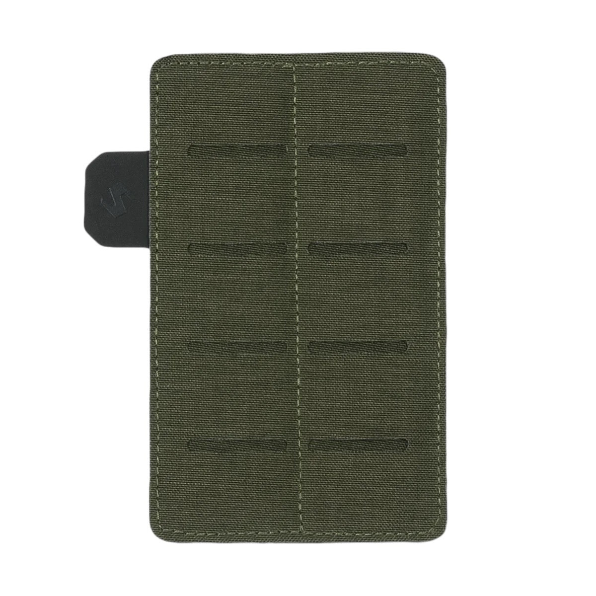 Das STOIRM Small Molle Panel ist ein rechteckiger, olivgrüner Stoffaufnäher mit sechs horizontalen Schlitzen, sichtbaren Nähten und einer kleinen schwarzen Lasche auf der linken Seite - ideal für die individuelle Gestaltung Ihrer Ausrüstung.