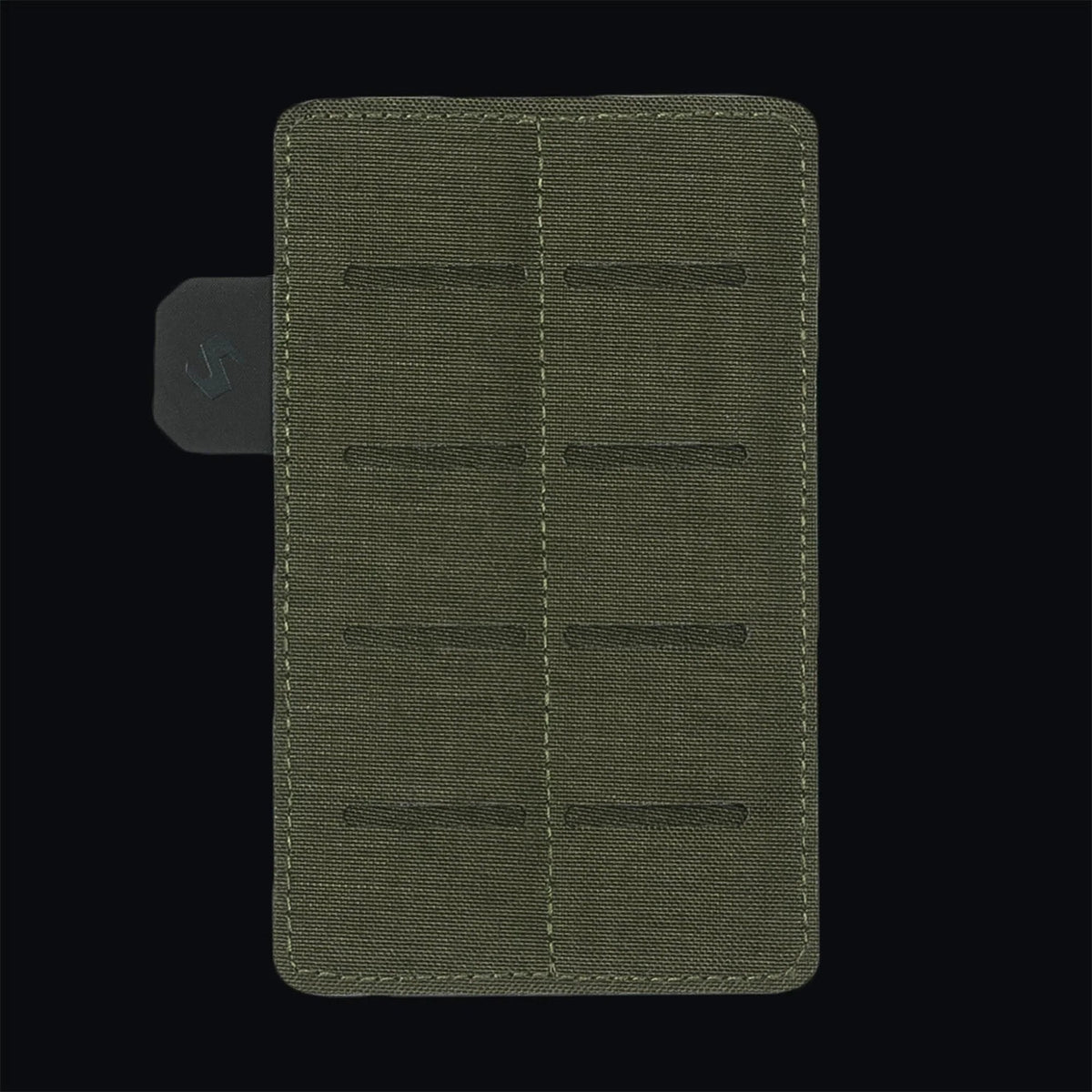 Das STOIRM Small Molle Panel ist ein rechteckiges, olivgrünes Stoffpaneel mit sechs horizontalen Schlitzen, zwei vertikalen Nähten und einer schwarzen Lasche mit dezentem Muster auf der linken Seite, dargestellt vor einem schwarzen Hintergrund. Teil des STOIRM Eco-Systems.