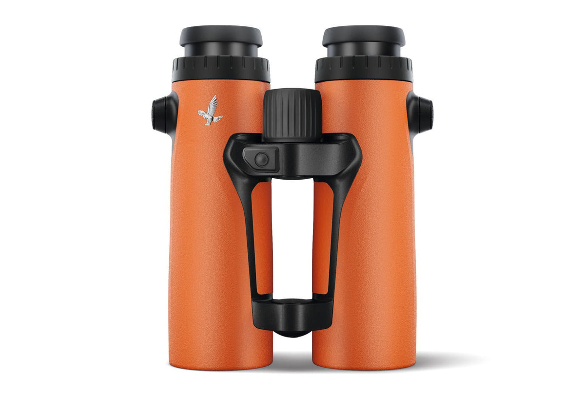 Das SWAROVSKI OPTIK Fernglas EL Range 8x42 TA verfügt über leuchtend orangefarbene Schäfte, schwarze Okulare, einen zentralen Fokussierknopf, ein silbernes Vogellogo auf dem linken Schaft und einen integrierten Entfernungsmesser zur präzisen Entfernungsmessung.