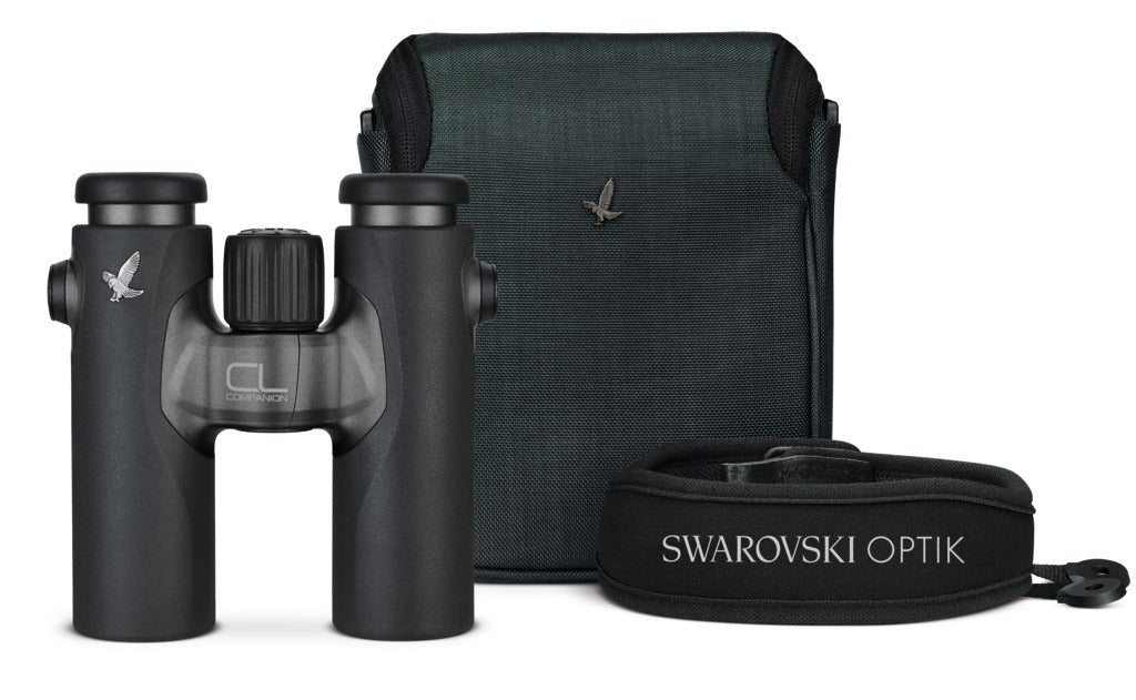 Das Fernglas Swarovski Optik CL Companion 8x30 B, Teil des Wild Nature Package, enthält eine passende Tasche und einen gepolsterten Trageriemen und ist mit einem kleinen Vogellogo auf weißem Hintergrund versehen.
