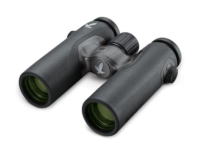 Das Fernglas SWAROVSKI OPTIK Fernglas CL Companion 8x30 B zeichnet sich durch grün getönte Linsen, ein zentrales Fokussierrad und ein modernes, kompaktes Design aus - hier schräg auf weiß. Teil der Wild Nature Package Serie.