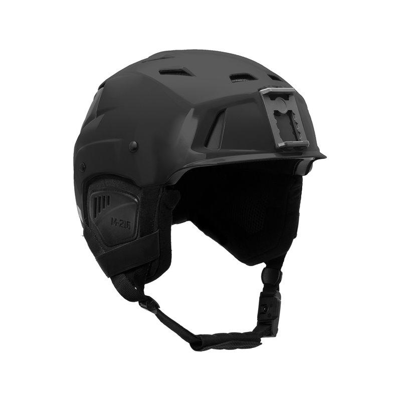 Mattschwarzer TEAM WENDY Skihelm Modell M-216 mit Belüftungsschlitzen, vorderer Zubehörhalterung, Gehörschutzpolstern, verstellbarem Kinnriemen mit Boa Fit System und M-216-Label auf der Ohrmuschel auf weißem Hintergrund.