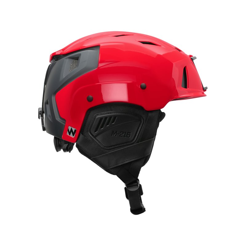 Ein leuchtend roter TEAM WENDY Skihelm Modell M-216 mit schwarzem verstellbarem Kinnriemen, Hybridschalen-Design und integriertem Gehörschutz in Seitenansicht vor weißem Hintergrund.