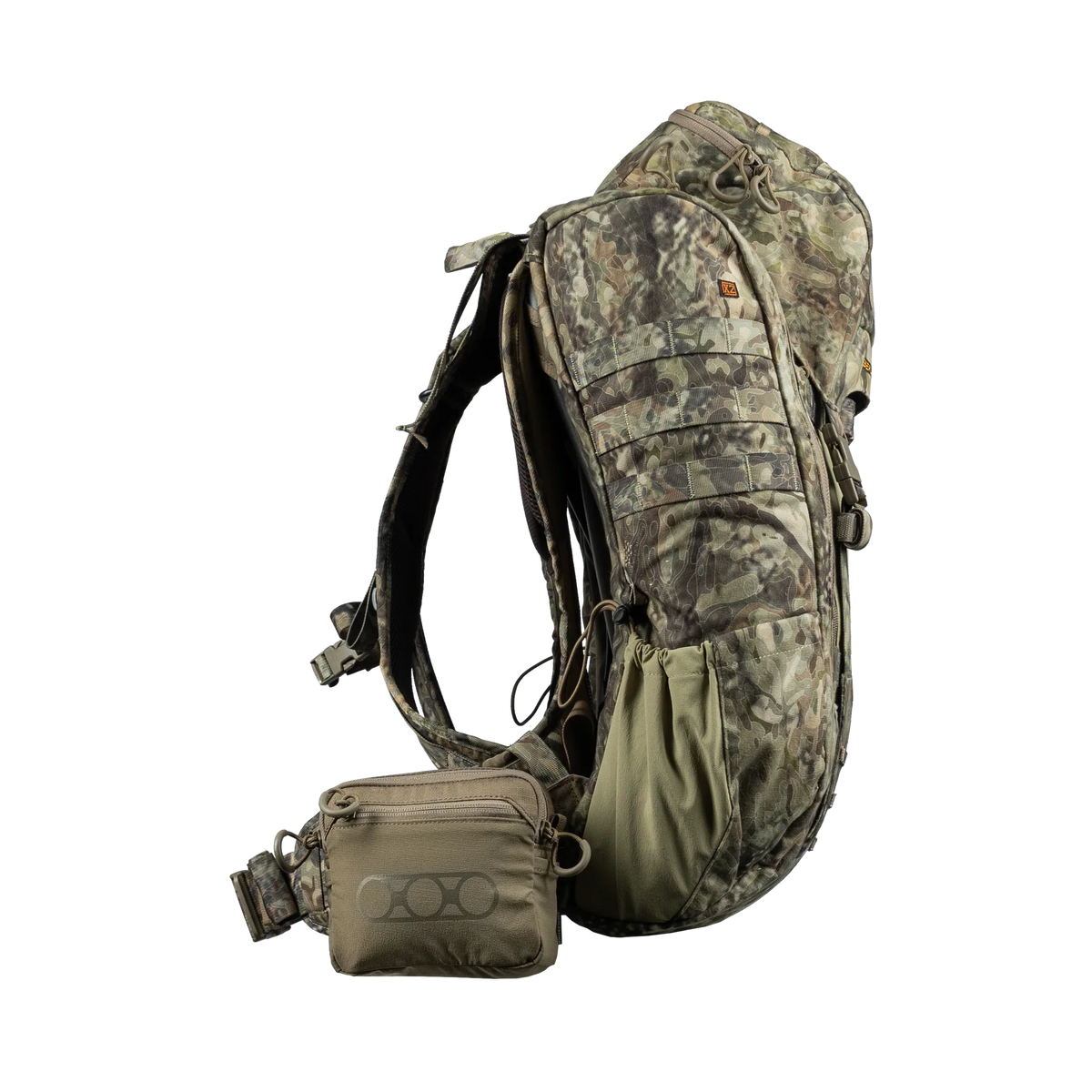 Ein tarnfarbener taktischer Rucksack von EBERLESTOCK mit mehreren Fächern, MOLLE-Gurtband und einer abnehmbaren Eberlestock General Purpose Pouch Small in Coyote Brown ist vor einem schlichten weißen Hintergrund abgebildet.