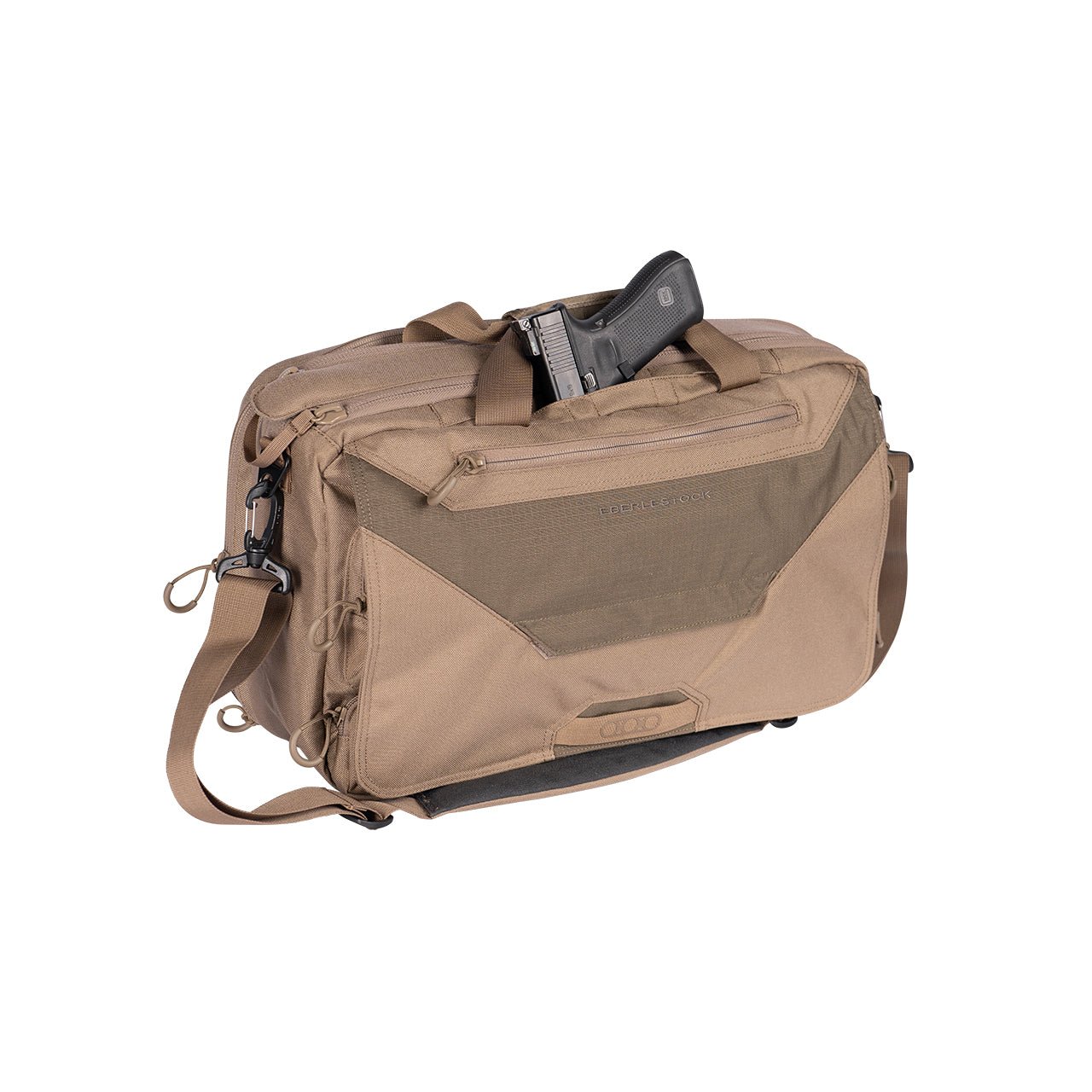 Die EBERLESTOCK Executive Brief ist eine hellbraune Kuriertasche mit verstellbarem Schultergurt, mehreren Fächern, taktischem Design und Platz für einen 17"-Laptop. Abgebildet mit einer teilweise geöffneten Tasche, die eine schwarze Handfeuerwaffe zeigt.