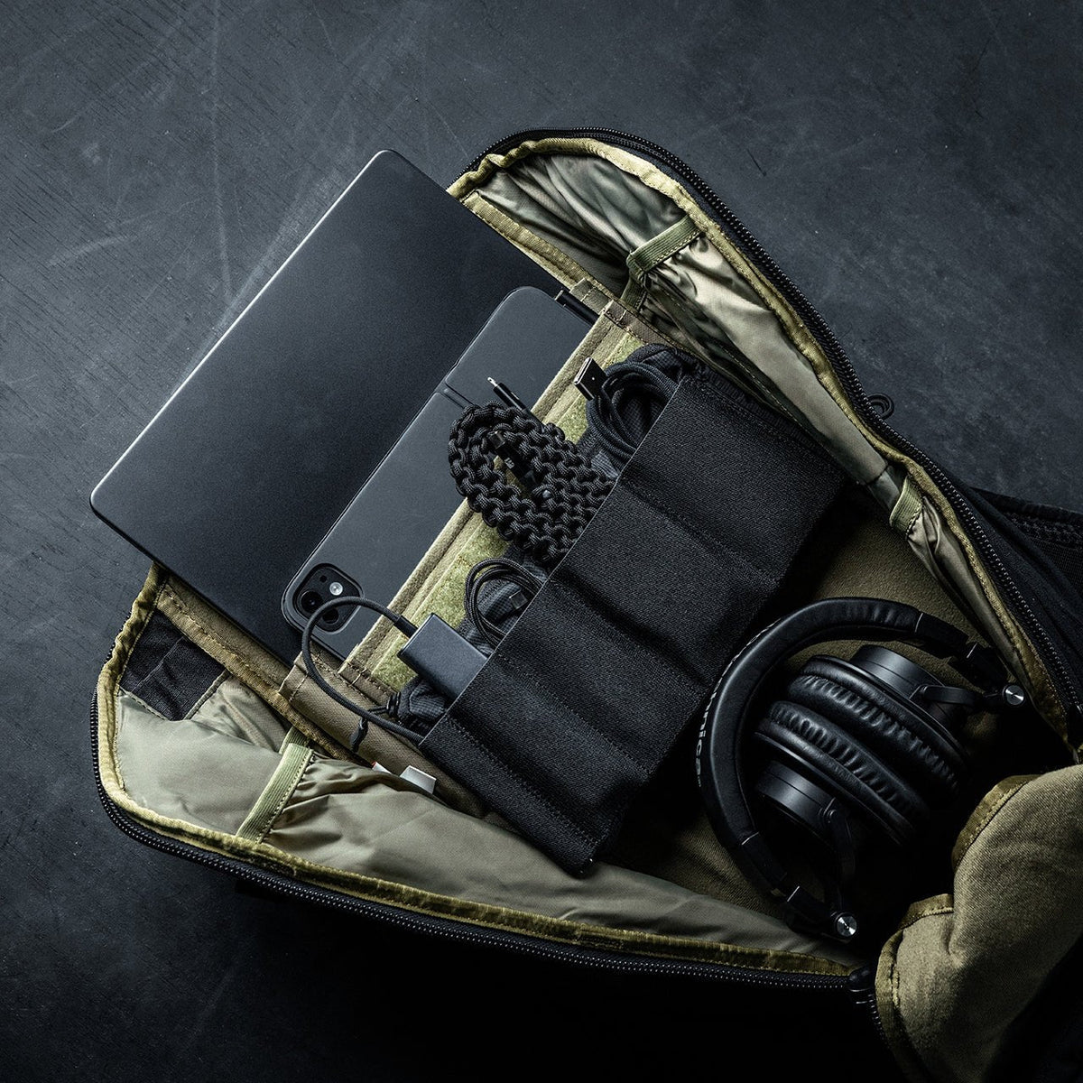 Der EBERLESTOCK Switchblade Pack ist offen und bietet Platz für Laptop, Smartphone, Ladegerät, Kabel, gewebte Gegenstände und Kopfhörer - alles übersichtlich in den gepolsterten Fächern dieses kompakten Rucksacks untergebracht.