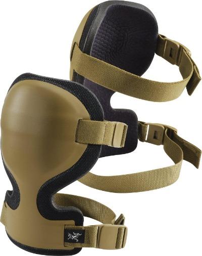 Die ARC'TERYX LEAF Combat Knee Cap in Braun und Schwarz, mit verstellbaren, braunen Riemen und Schnallen, ist ein leichter Knieschoner, der für den Outdoor- oder taktischen Einsatz entwickelt wurde und perfekt zur LEAF Assault Pants passt.