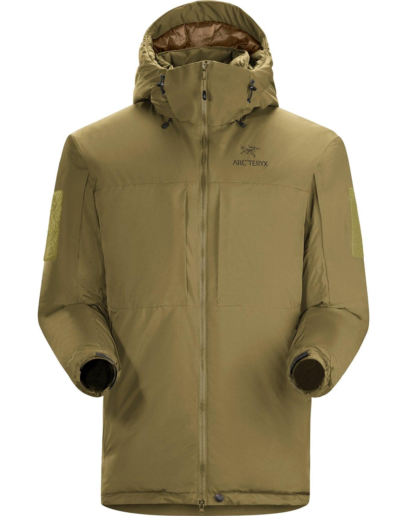 Die ARC'TERYX LEAF Cold WX Jacket SV Gen1.4 ist eine khakigrüne isolierte Kälteschutzjacke mit Frontreißverschluss, hohem Kragen, zwei Taschen, Arcteryx-Logo auf der linken Brust, wetterfester Verarbeitung und Klettverschluss-Patch am linken Oberarm.
