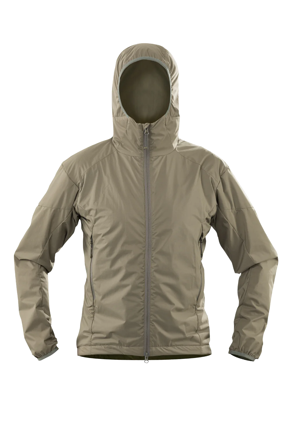 Die TILAK MILITARY GEAR Tilak Nebba MiG Jacket in khaki ist eine leichte Windjacke mit durchgehendem Frontreißverschluss, seitlichen Reißverschlusstaschen, Raglanärmeln und elastischen Bündchen auf weißem Grund.