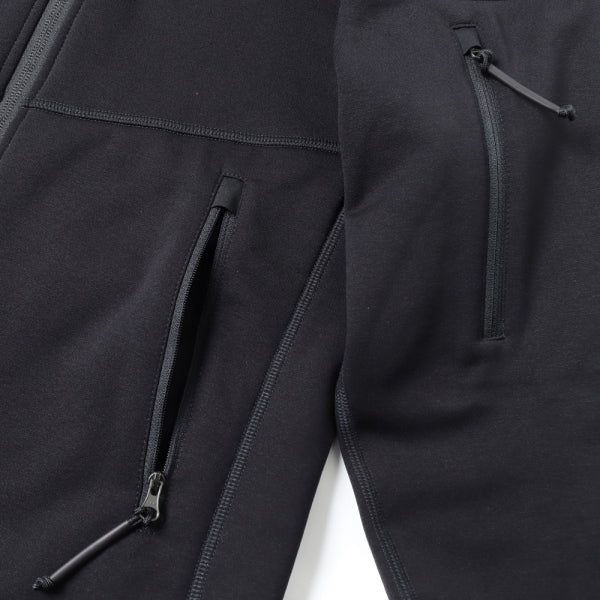 Nahaufnahme des Tilak Femund MiG Hoody - Khaki von TILAK MILITARY GEAR, hergestellt aus weichem Polartec Power Stretch-Gewebe, mit zwei Reißverschlusstaschen mit Zugkordeln und detaillierten Nähten.