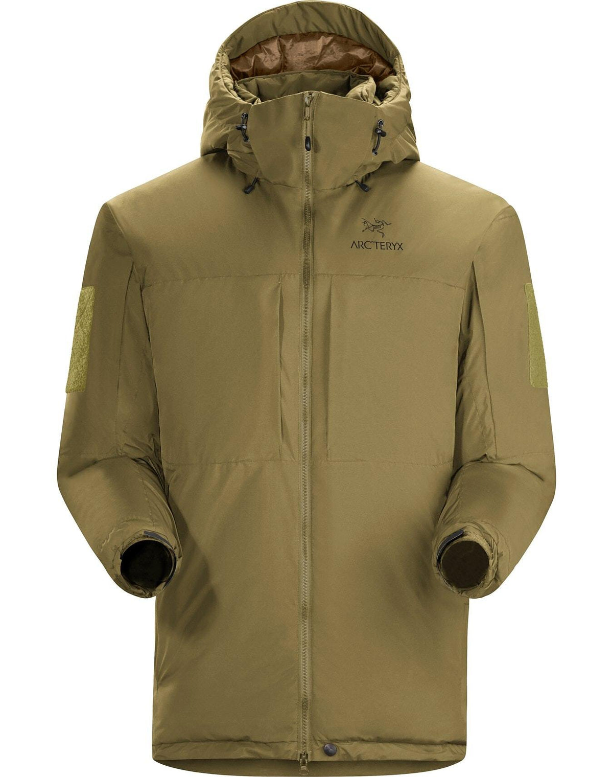 Olivgrüne ARC'TERYX LEAF Cold WX Jacket SV Gen1.4 mit Kapuze, Frontreißverschluss, langen Ärmeln, Logo auf der linken Brustseite, GORE WINDSTOPPER für Wärme, Reißverschlusstaschen, Ärmelaufnäher und hohem Kragen für Komfort.