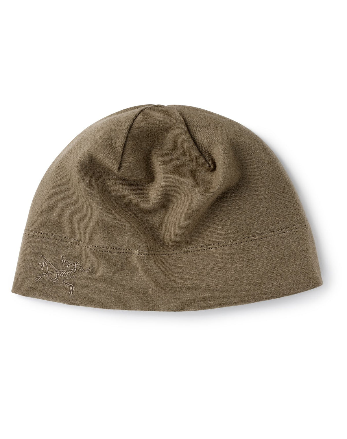 Die Arc'teryx Cold WX Beanie AR von ARC'TERYX LEAF ist eine braune Merinowollmütze aus weichem Stoff mit einer dezenten Logostickerei auf der linken unteren Seite.