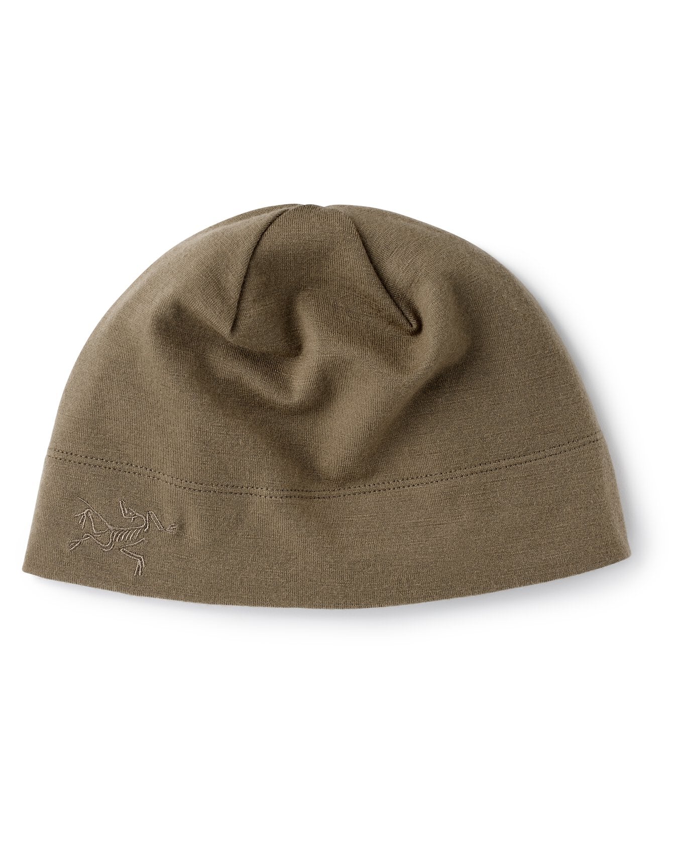 Die Arc'teryx Cold WX Beanie AR von ARC'TERYX LEAF ist eine braune Merinowollmütze aus weichem Stoff mit einer dezenten Logostickerei auf der linken unteren Seite.