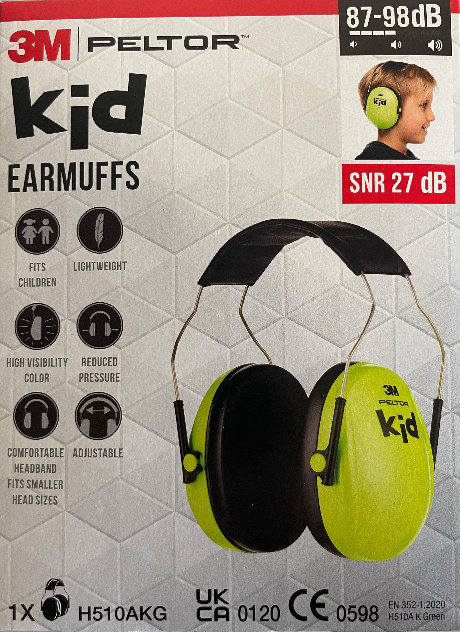 Die Produktverpackung des 3M Peltor Kinder Gehörschutzes zeigt grüne Kapselgehörschützer mit schwarzer Polsterung. Merkmale: SNR 27 dB, geringes Gewicht, verstellbare Passform für Kinder, bequem und gut sichtbare Farbe. Das Foto zeigt ein Kind, das den Gehörschutz trägt.