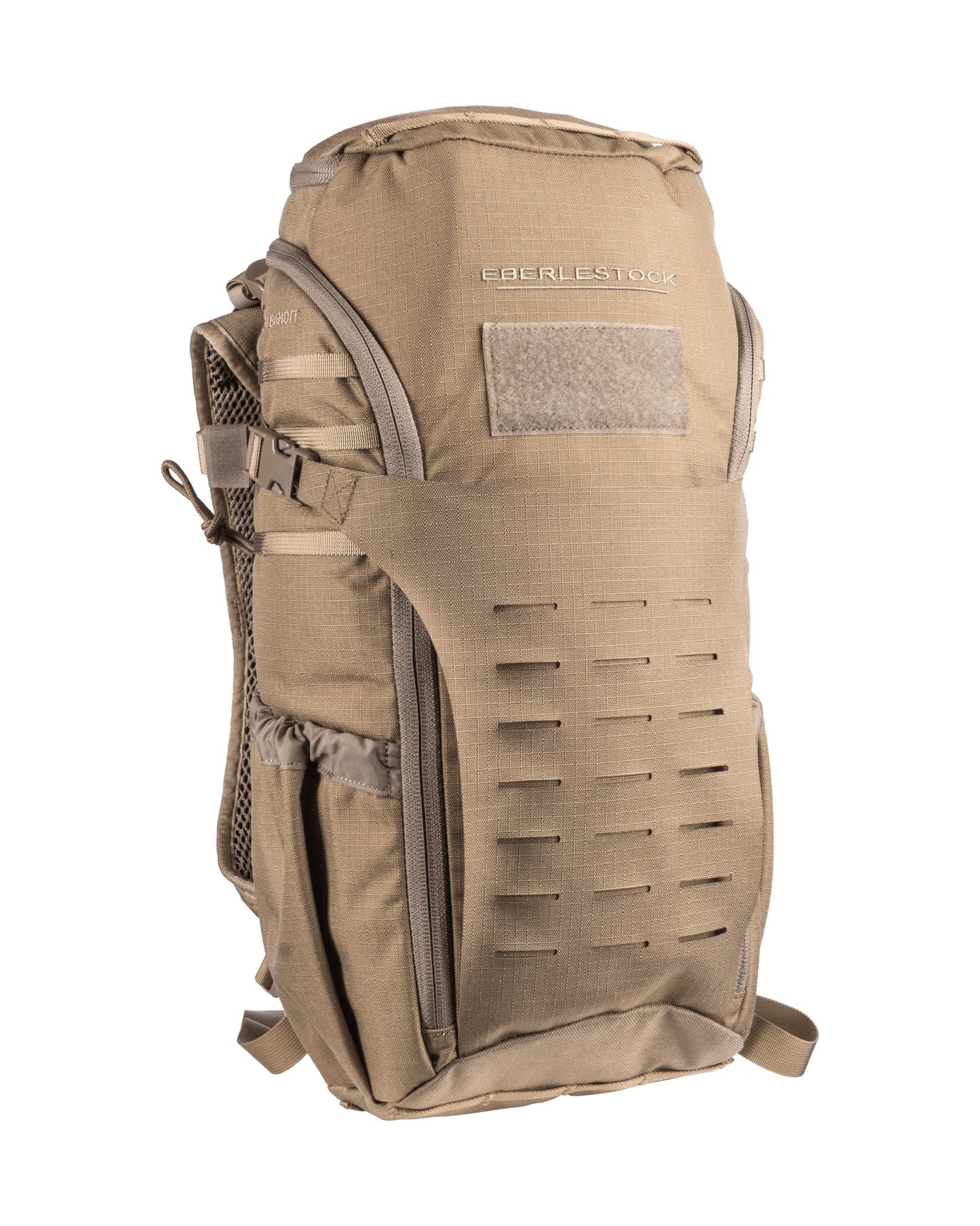 Der EBERLESTOCK Bandit Pack ist ein hellbrauner taktischer Rucksack mit mehreren Fächern, seitlichen Netztaschen, verstellbaren Trägern, einer MOLLE-Panel-Front mit horizontalen Schlitzen und Klettverschluss und dem EBERLESTOCK-Logo an der Oberseite.
